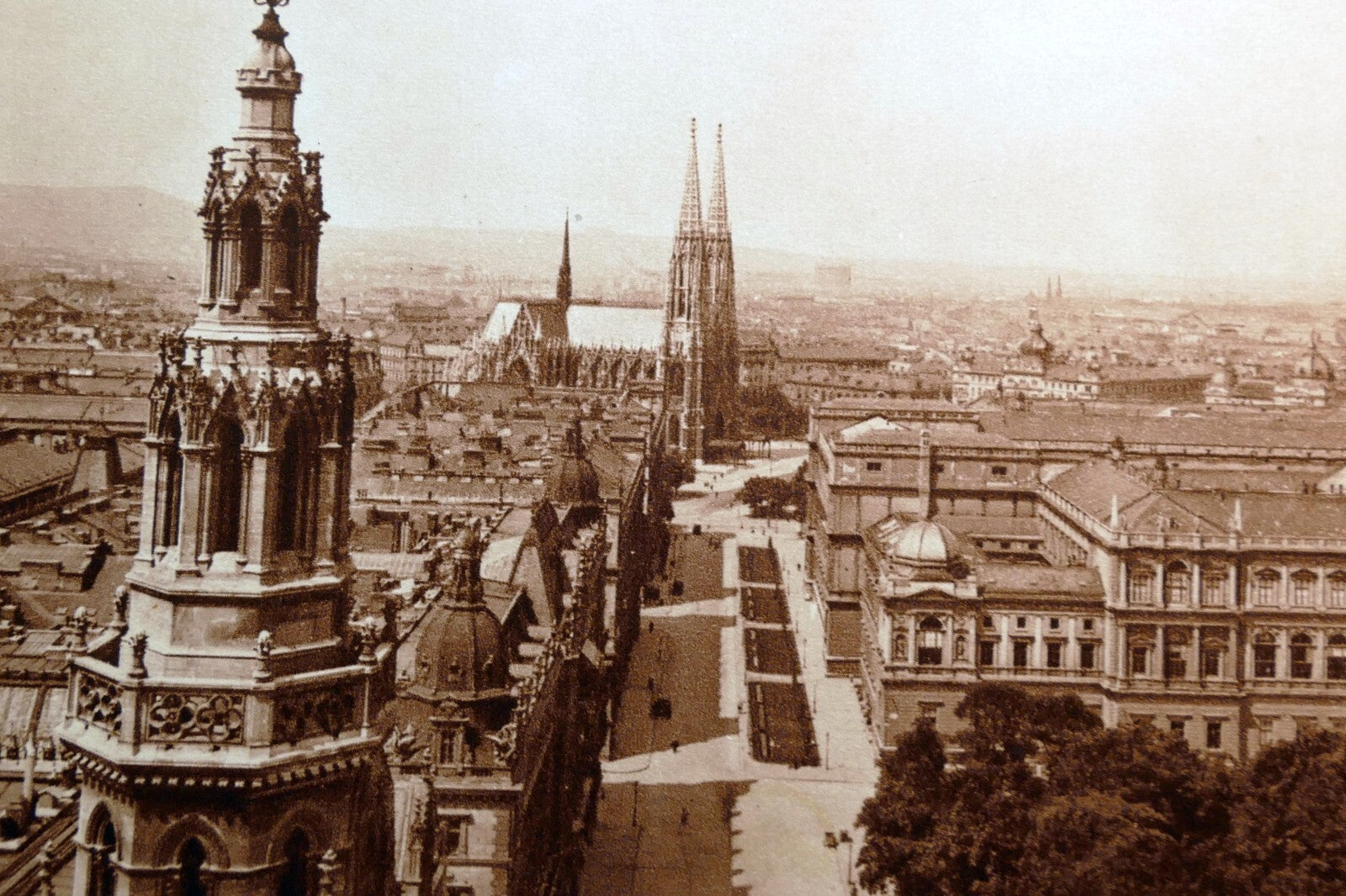Vienna rathaus 1930's postcard austria   unposted