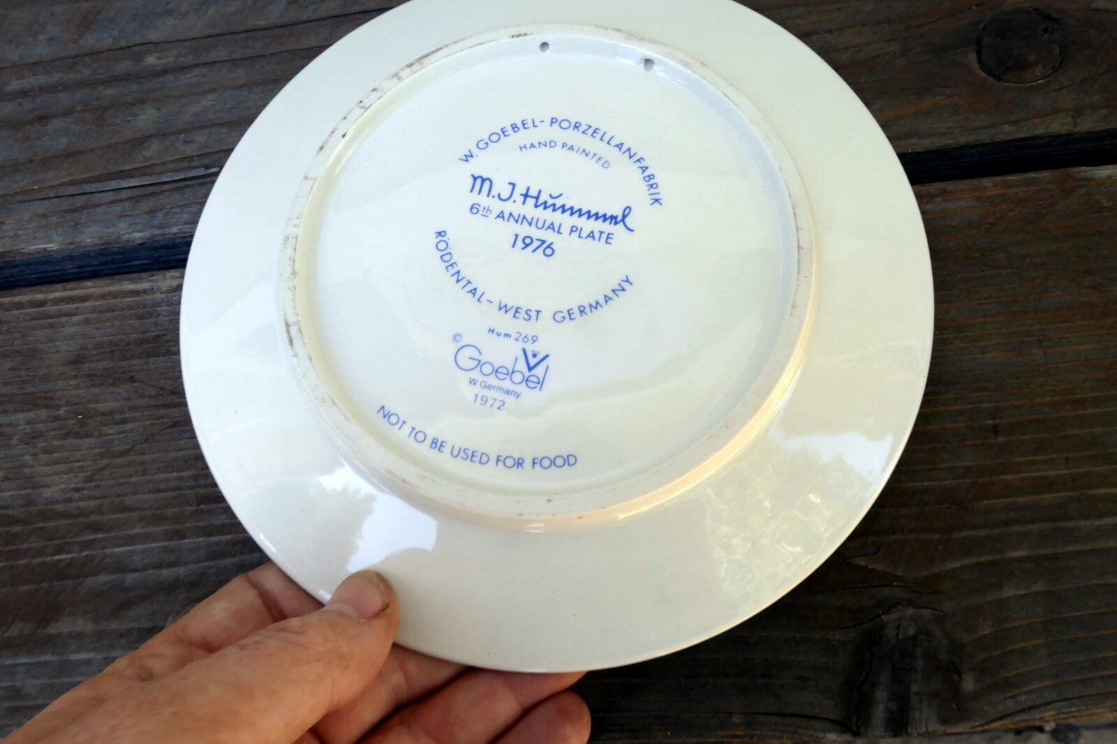1976 M. J. Hummel Annual Christmas Plate  6th annual plate