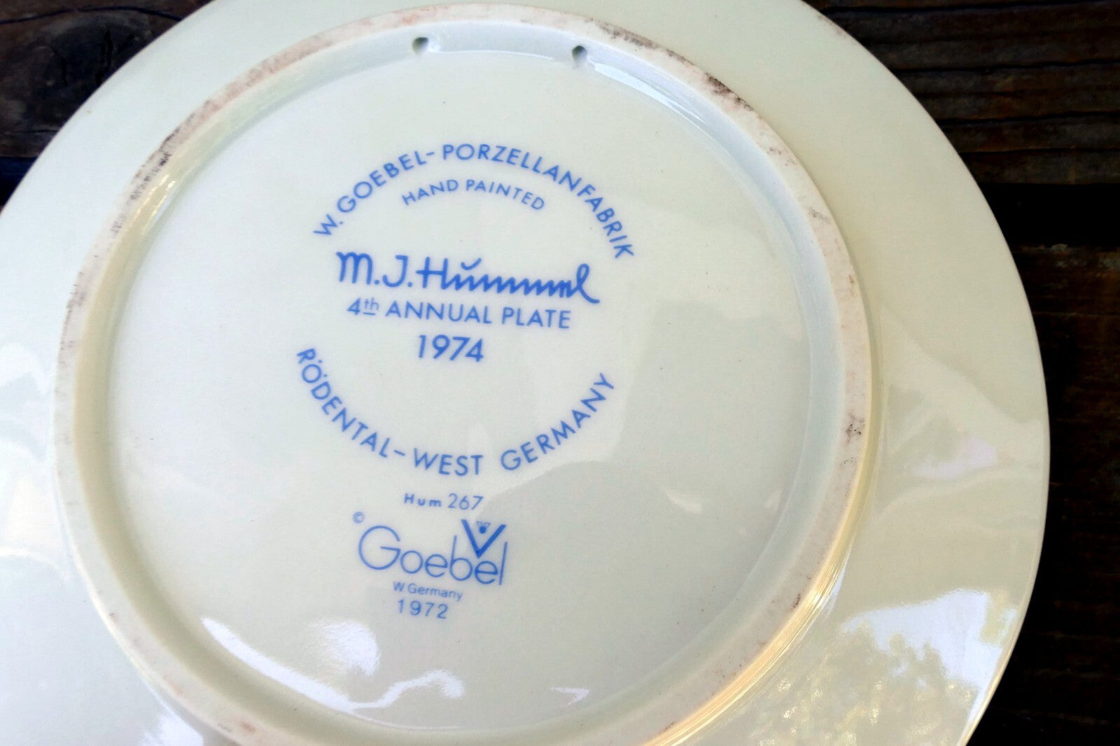 1974 M. J. Hummel Annual Christmas Plate HUM267 4th annual plate