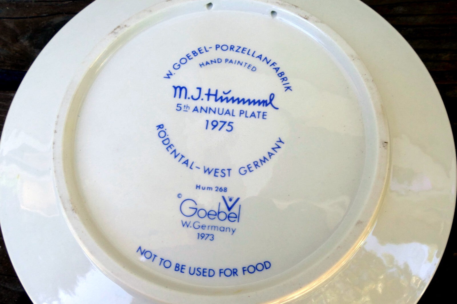 1975 M. J. Hummel Annual Christmas Plate HUM267 5th annual plate