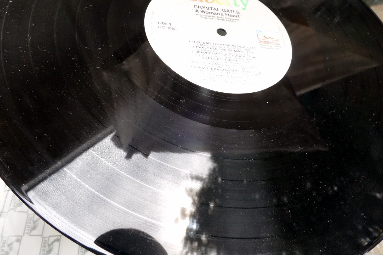 CRYSTAL GAYLE - A Woman's Heart (L00-1080) - 12" Vinyl Record Liberty LP - EX