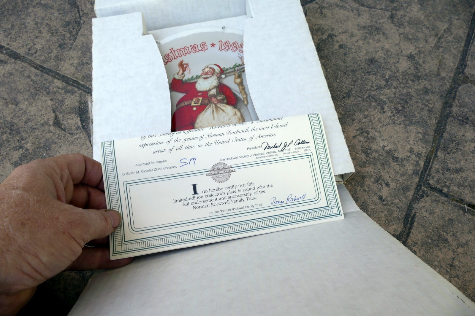NORMAN ROCKWELL "Filling The Stocking" Plate ca. 1995 Christmas Knowles COA