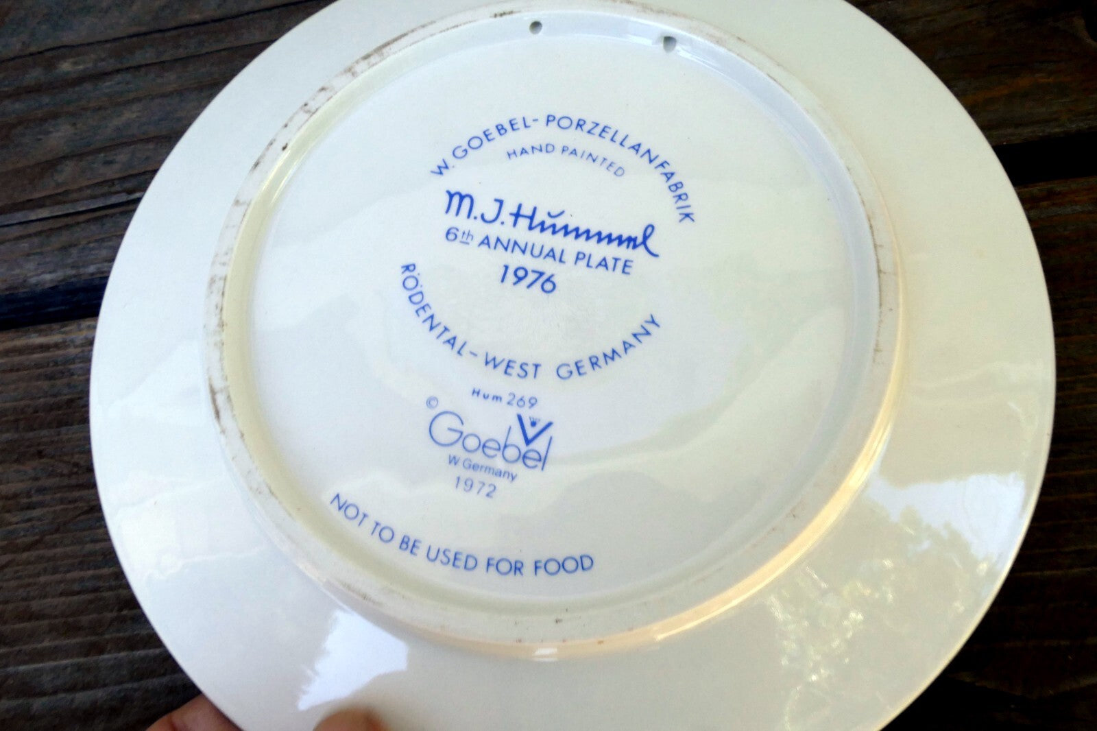 1976 M. J. Hummel Annual Christmas Plate  6th annual plate