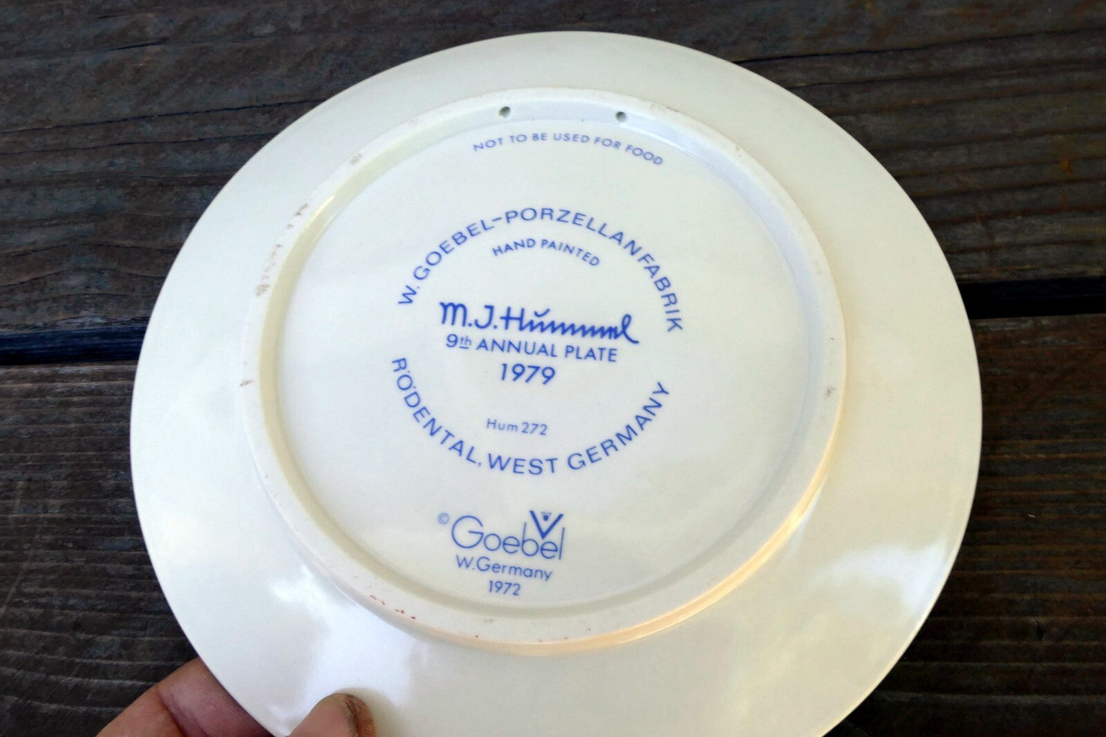 1979 M. J. Hummel Annual Christmas Plate  9th annual plate