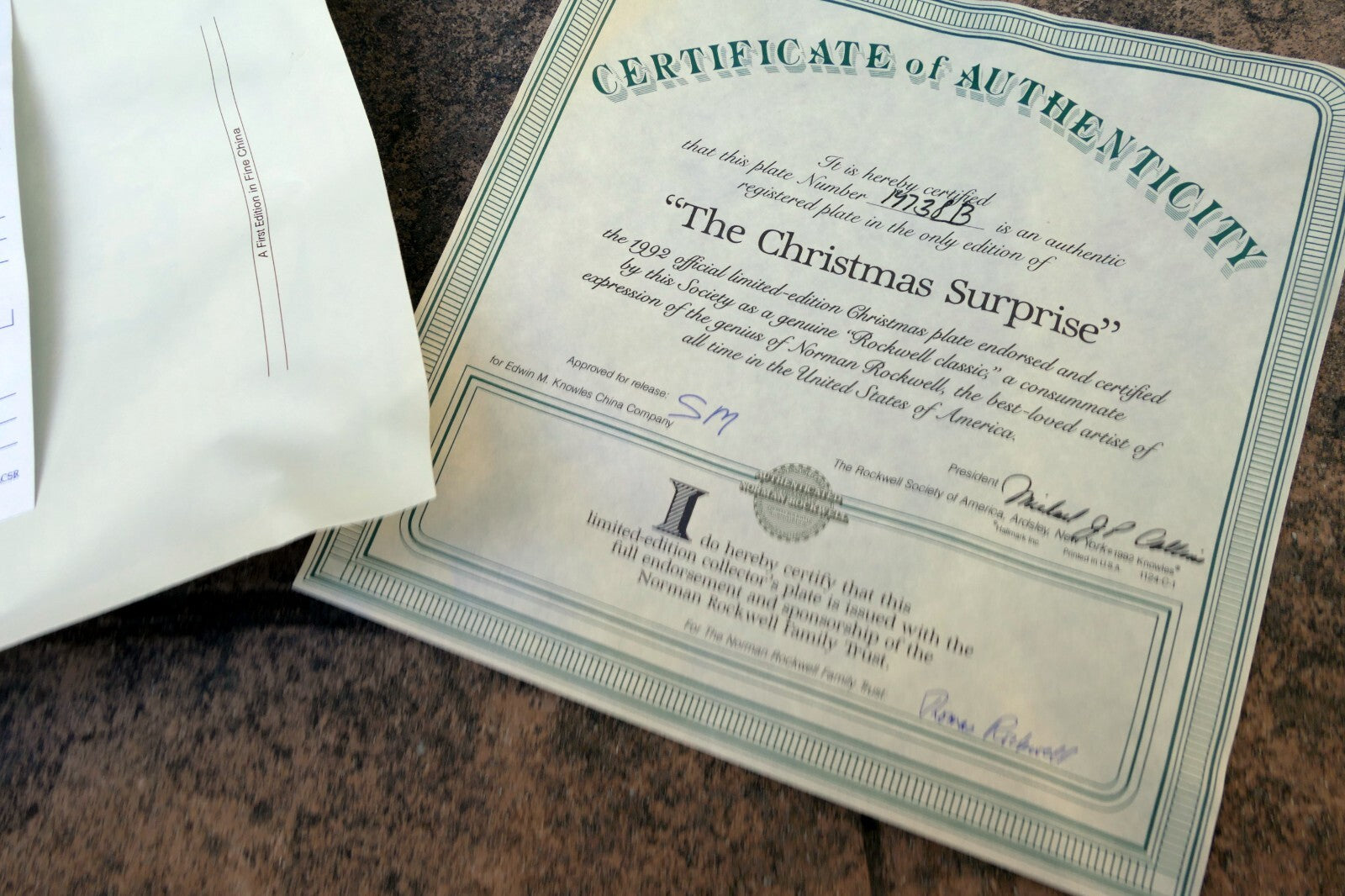 NORMAN ROCKWELL "The Christmas Surprise" Plate 1992 Christmas Knowles COA