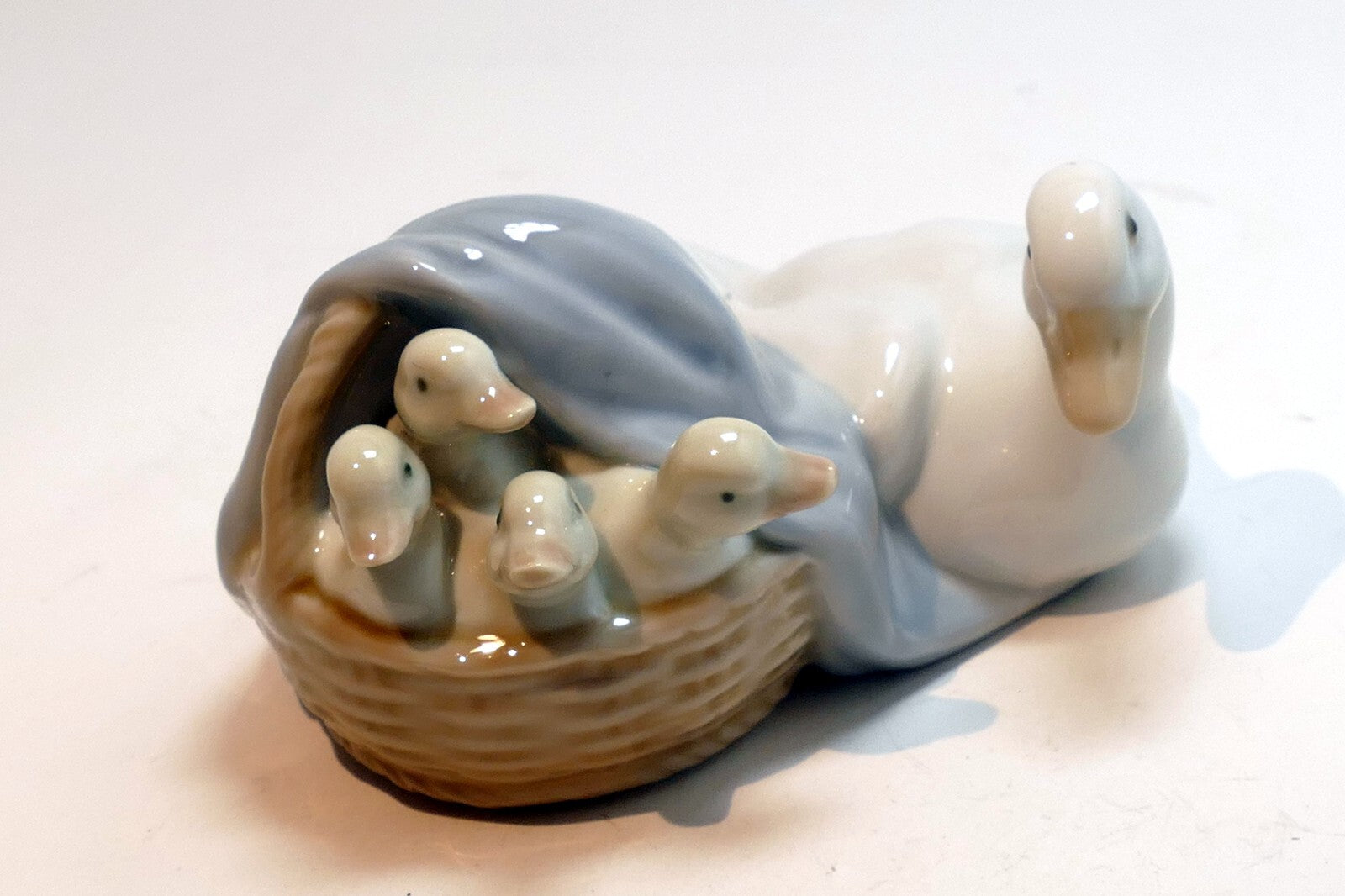 Lladro porcelain figurine 4895 small ducklings with mother duck cuddling