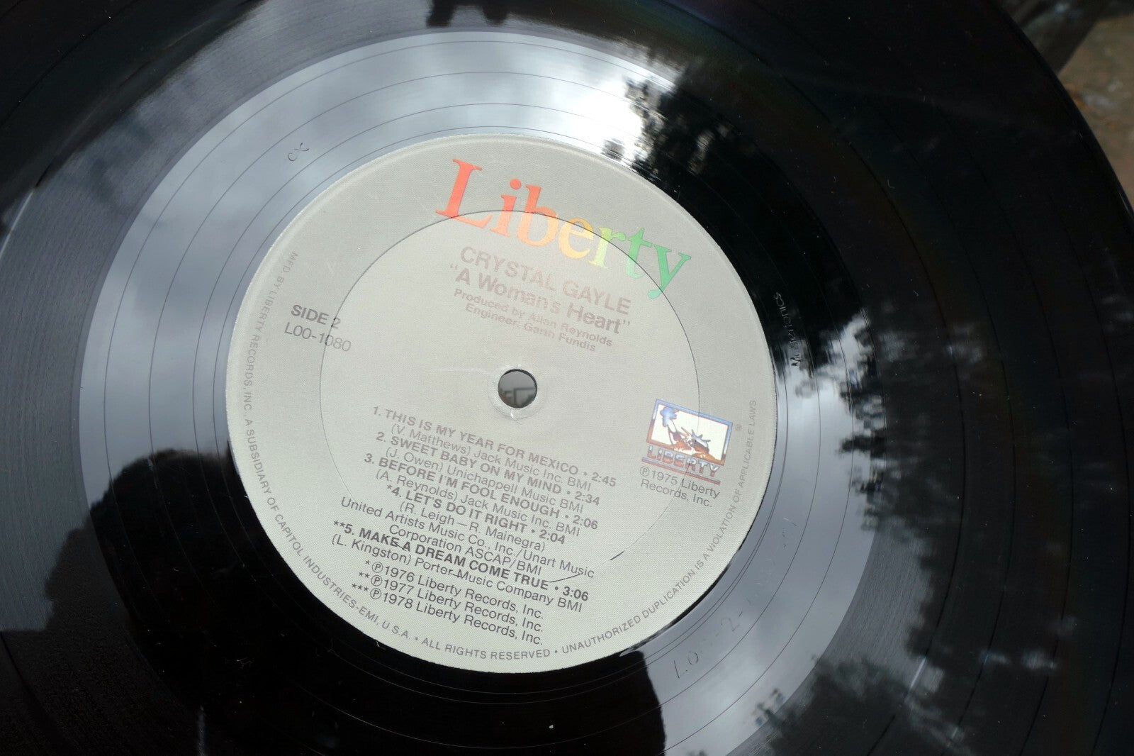 CRYSTAL GAYLE - A Woman's Heart (L00-1080) - 12" Vinyl Record Liberty LP - EX