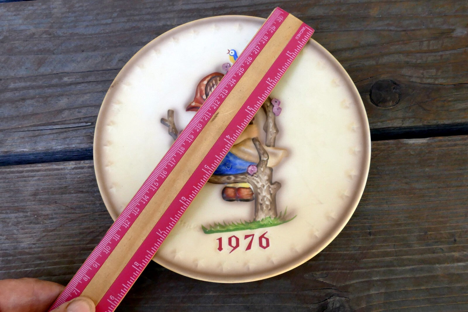 1976 M. J. Hummel Annual Christmas Plate  6th annual plate