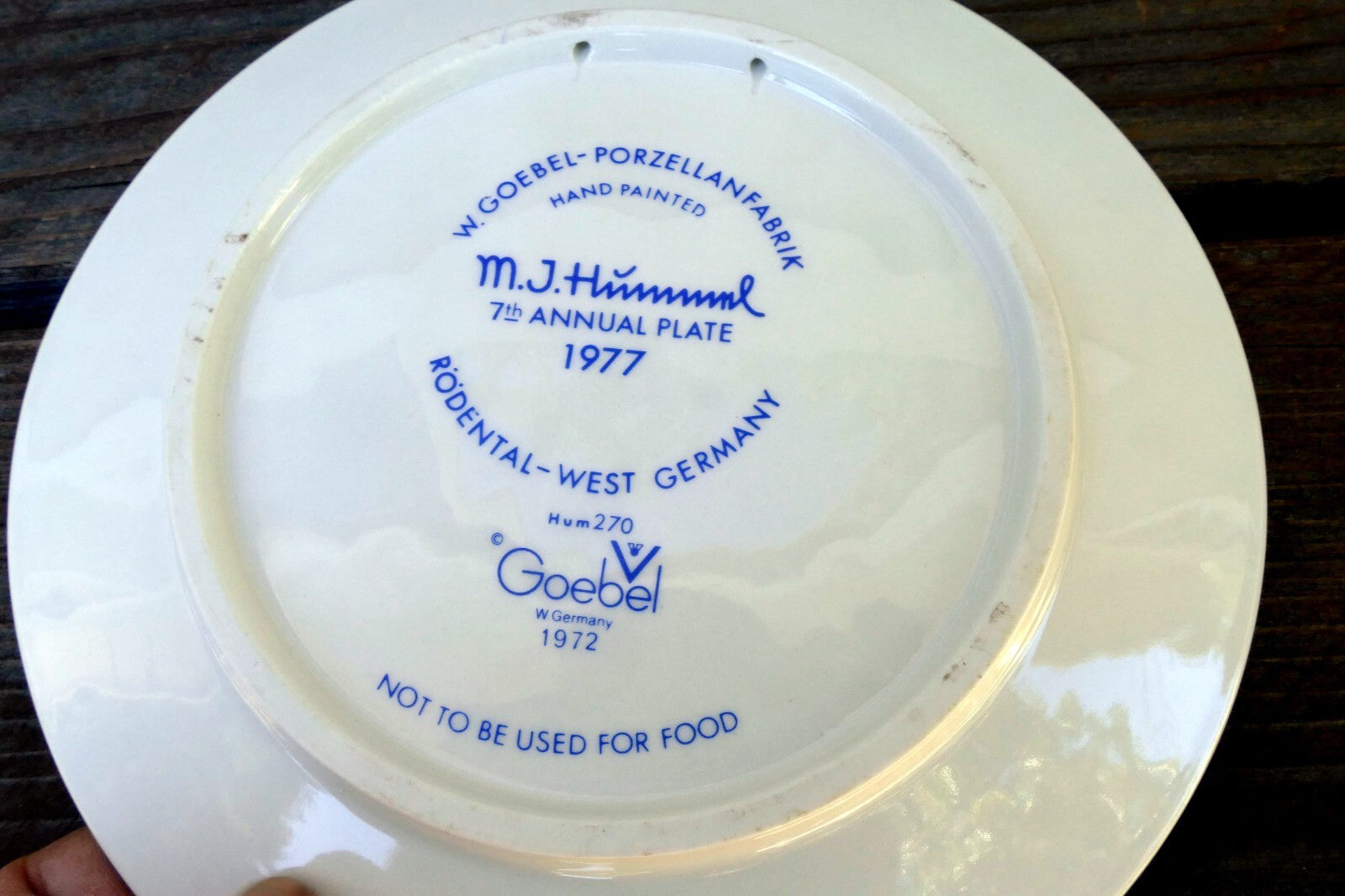 1977 M. J. Hummel Annual Christmas Plate  7th annual plate