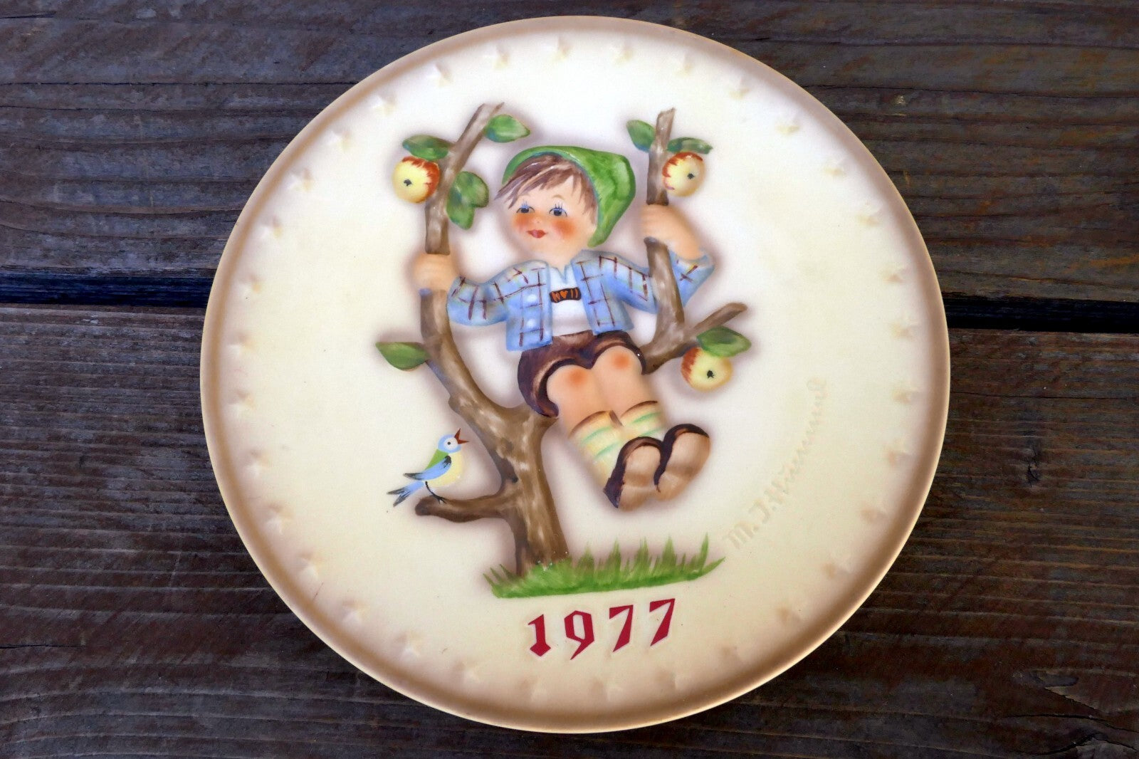 1977 M. J. Hummel Annual Christmas Plate  7th annual plate