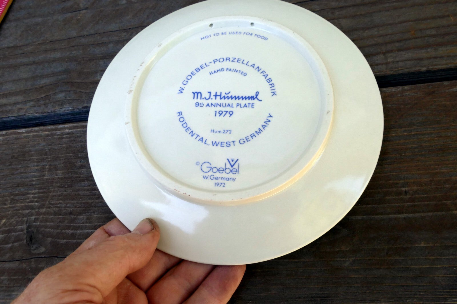 1979 M. J. Hummel Annual Christmas Plate  9th annual plate