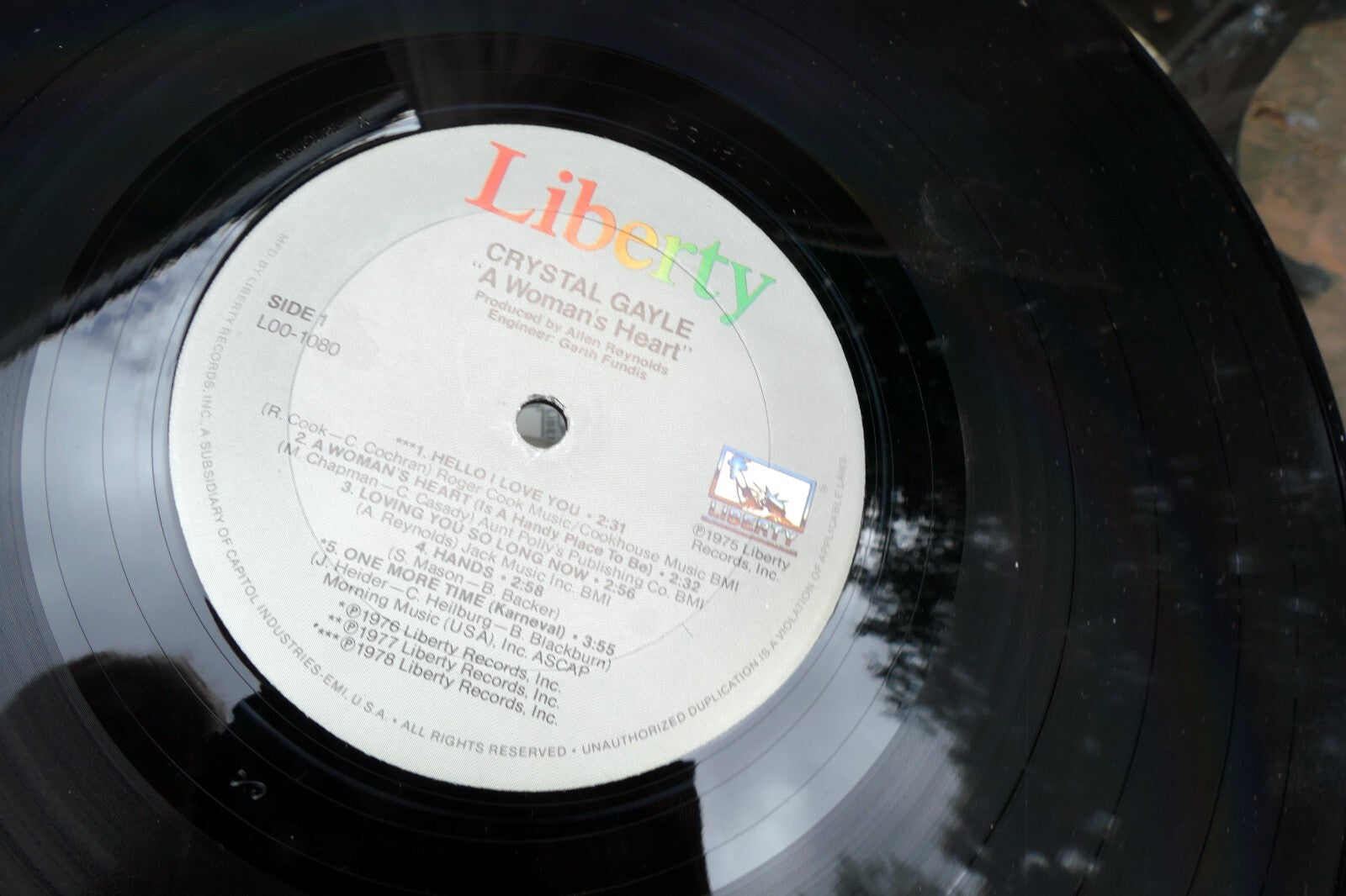 CRYSTAL GAYLE - A Woman's Heart (L00-1080) - 12" Vinyl Record Liberty LP - EX
