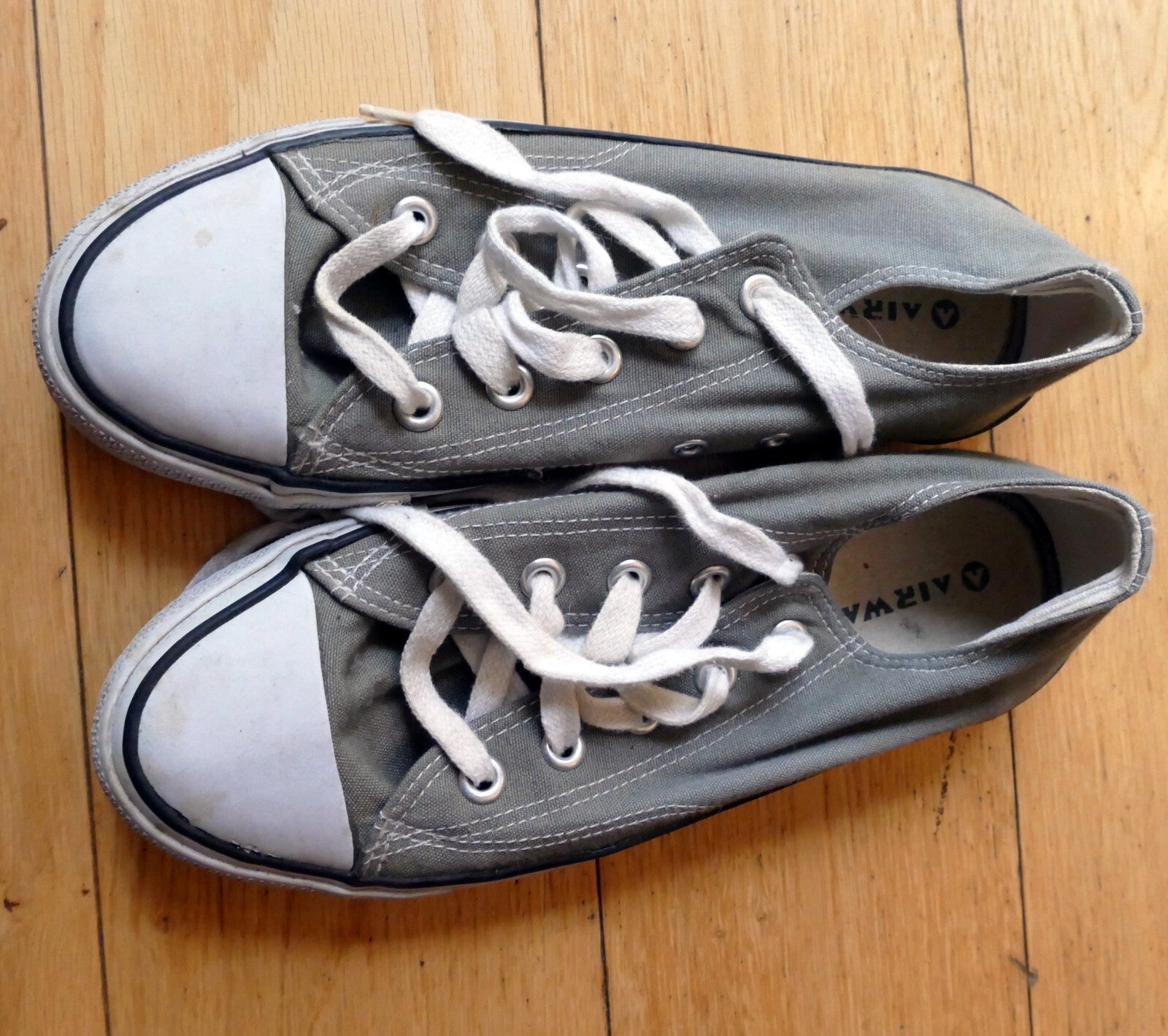 Airwalk skateboarding women's size 8 sneaker gray white us lace up   used
