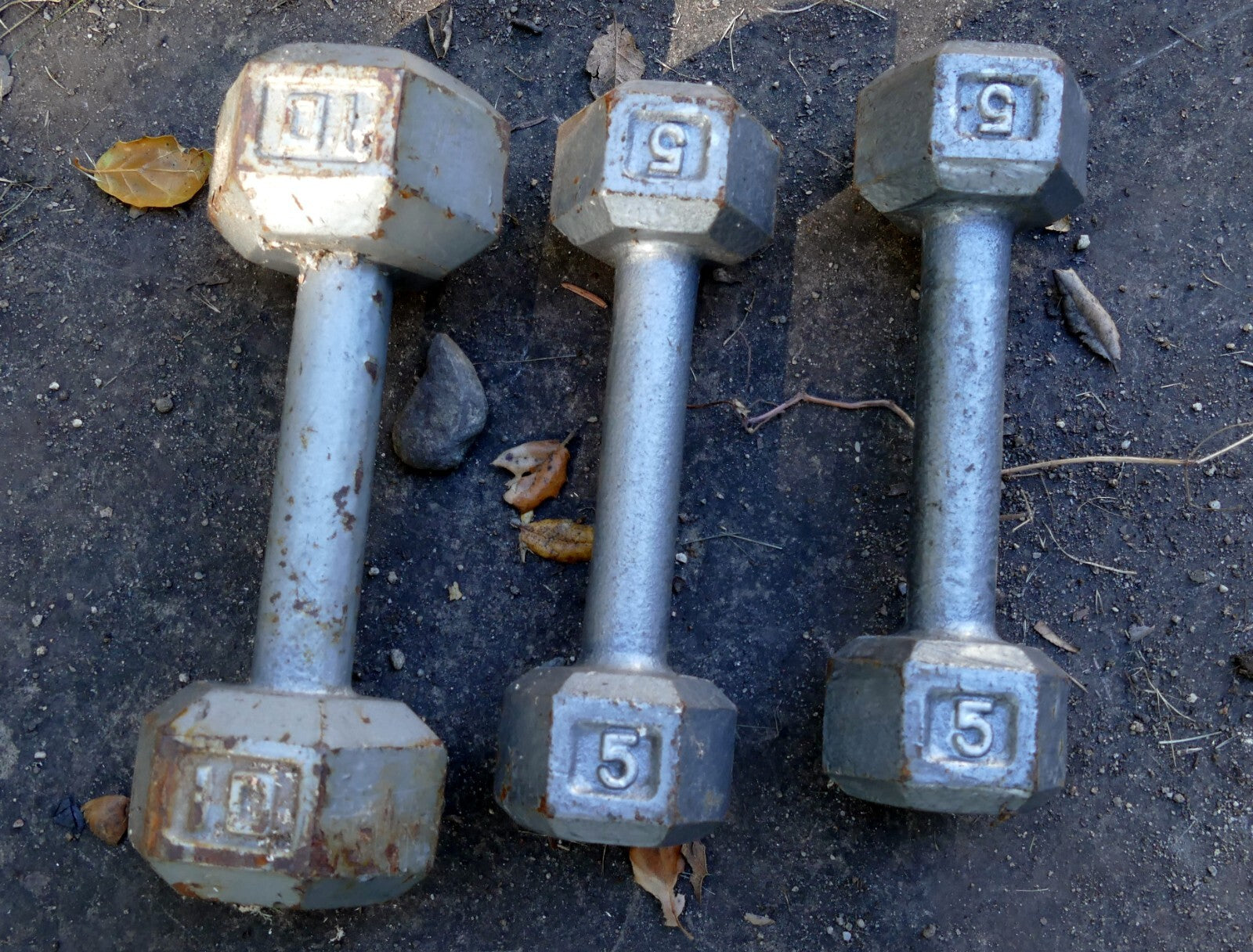 Pack of 3 cast iron 9" dumbbell bar handle 5, 5 and 10 lbs each fixed weight