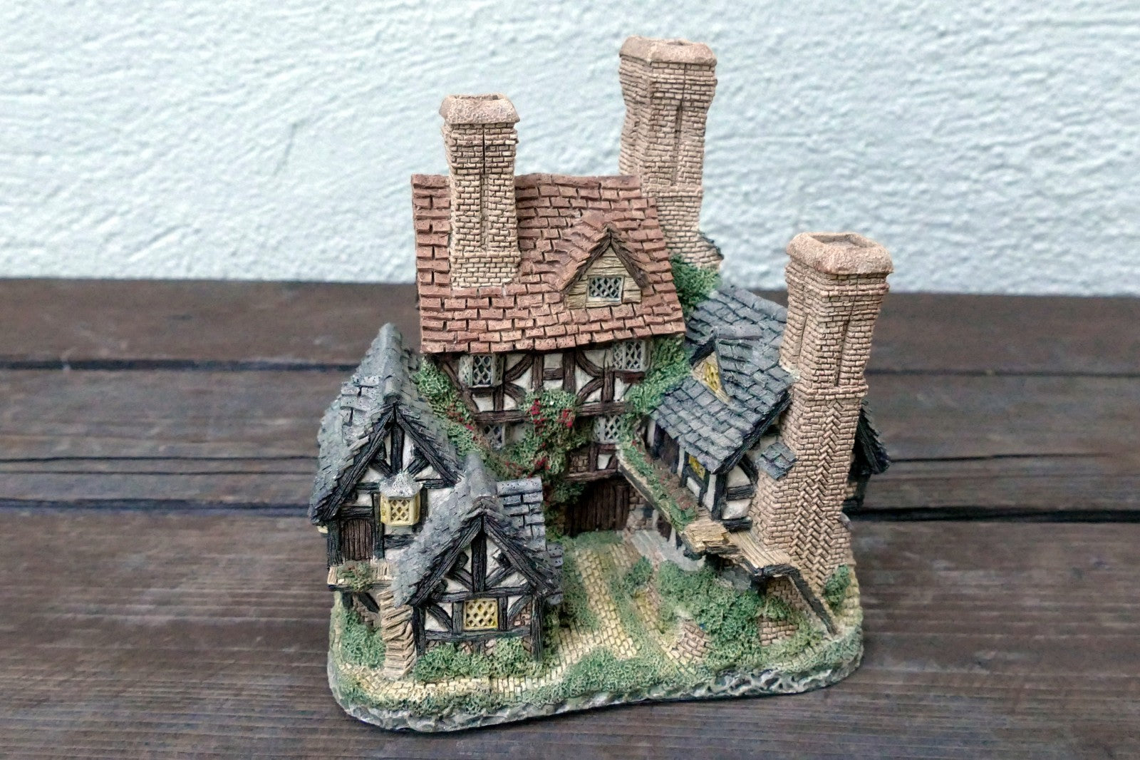 1983 David Winter Cottage Hartford Court Display