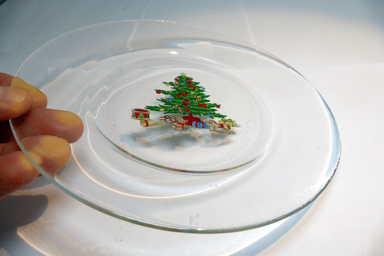Arcoroc France Gifts & Toys Under Christmas Tree  7¾" Clear Glass Desert Plate