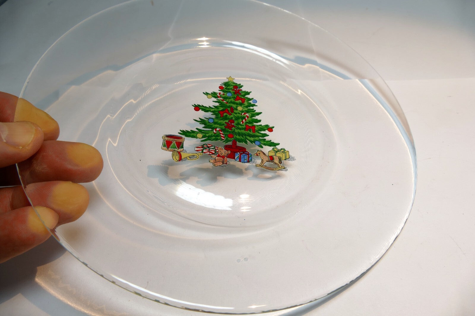 Arcoroc France Gifts & Toys Under Christmas Tree  7¾" Clear Glass Desert Plate