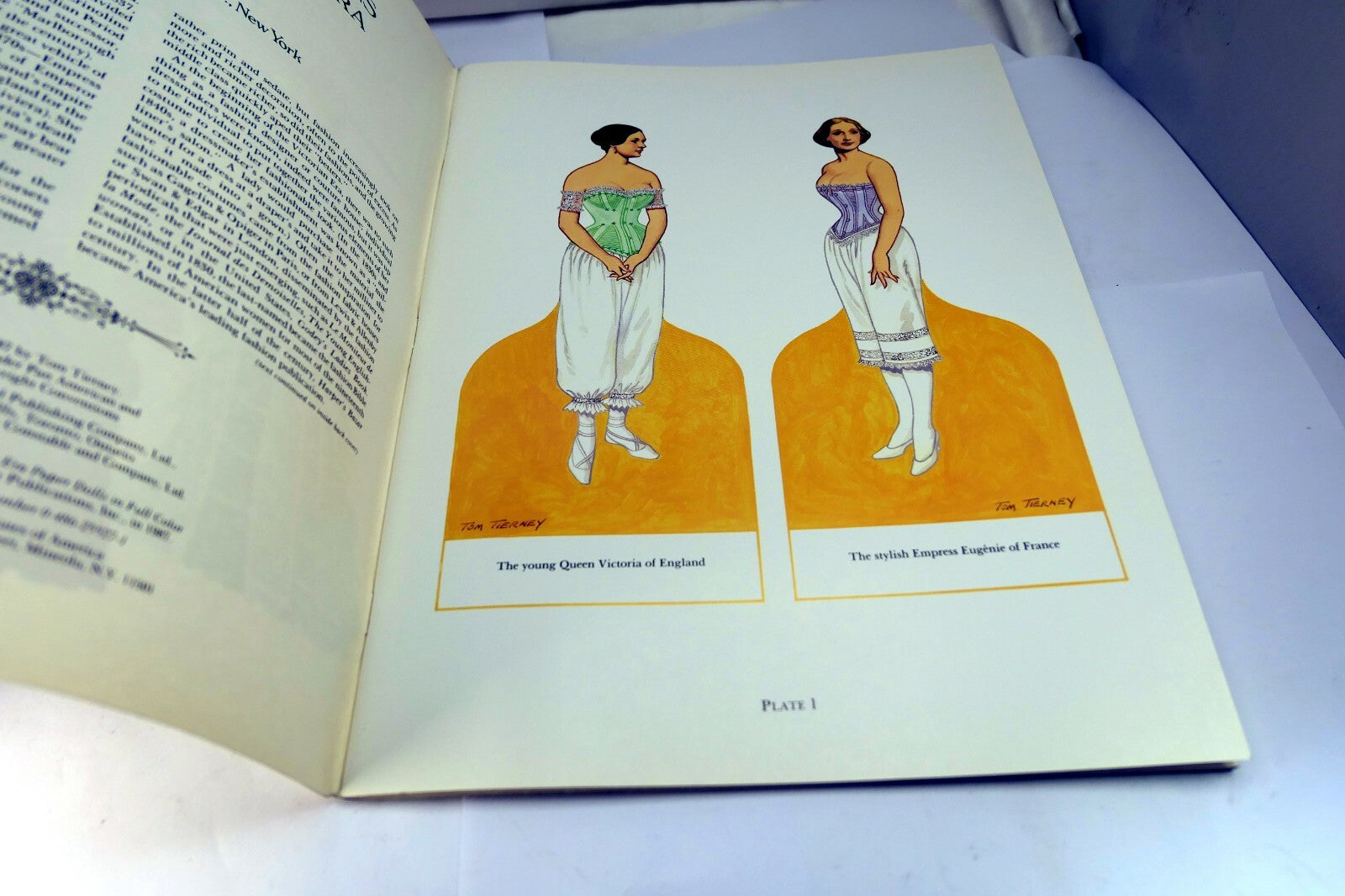 Dover Victorian Paper Dolls: Great Fashion Designs of the Victorian Era Tierney