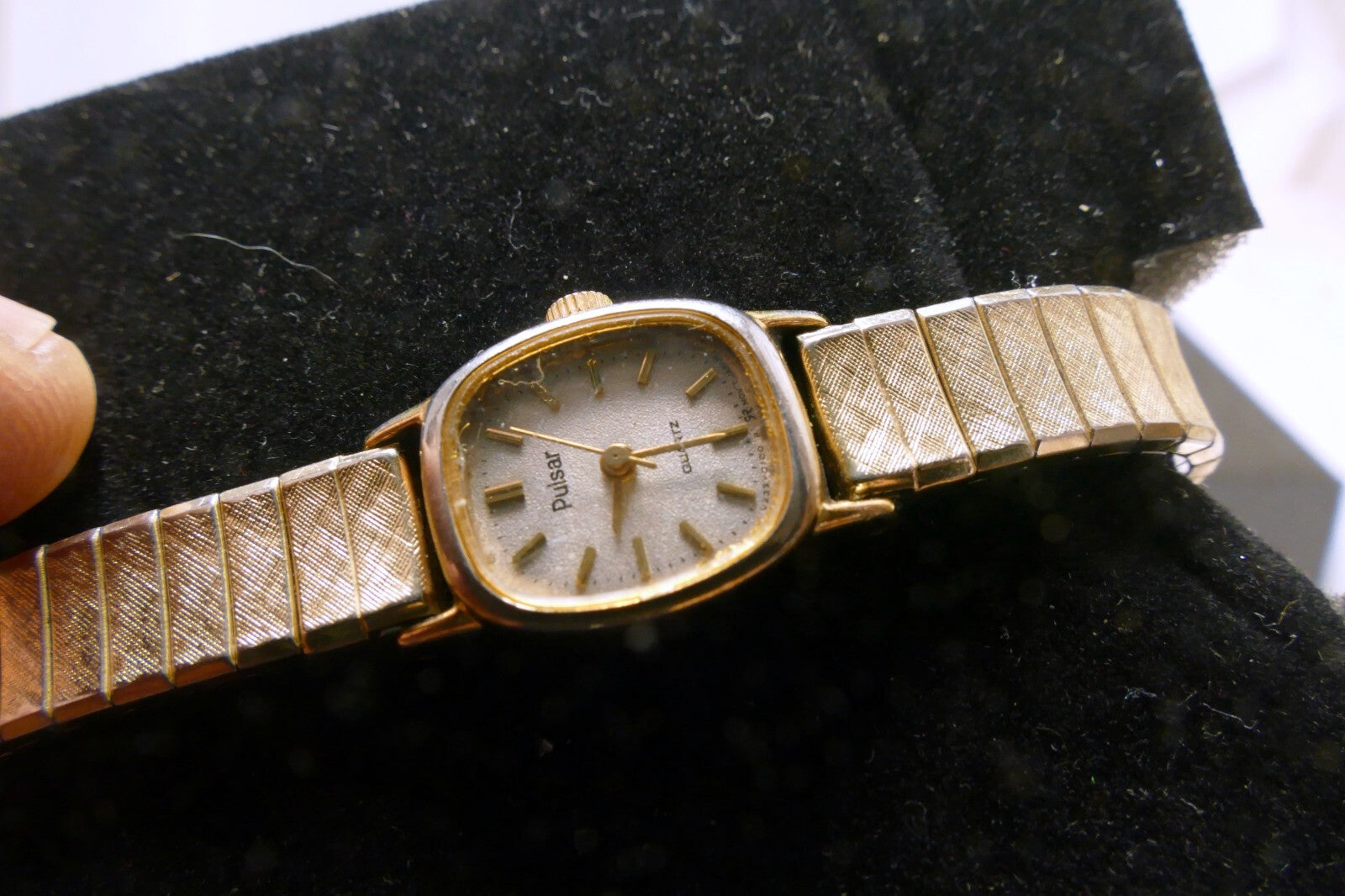 Vintage Pulsar Watch Women Gold Tone Stretch Band V238-5090 RD