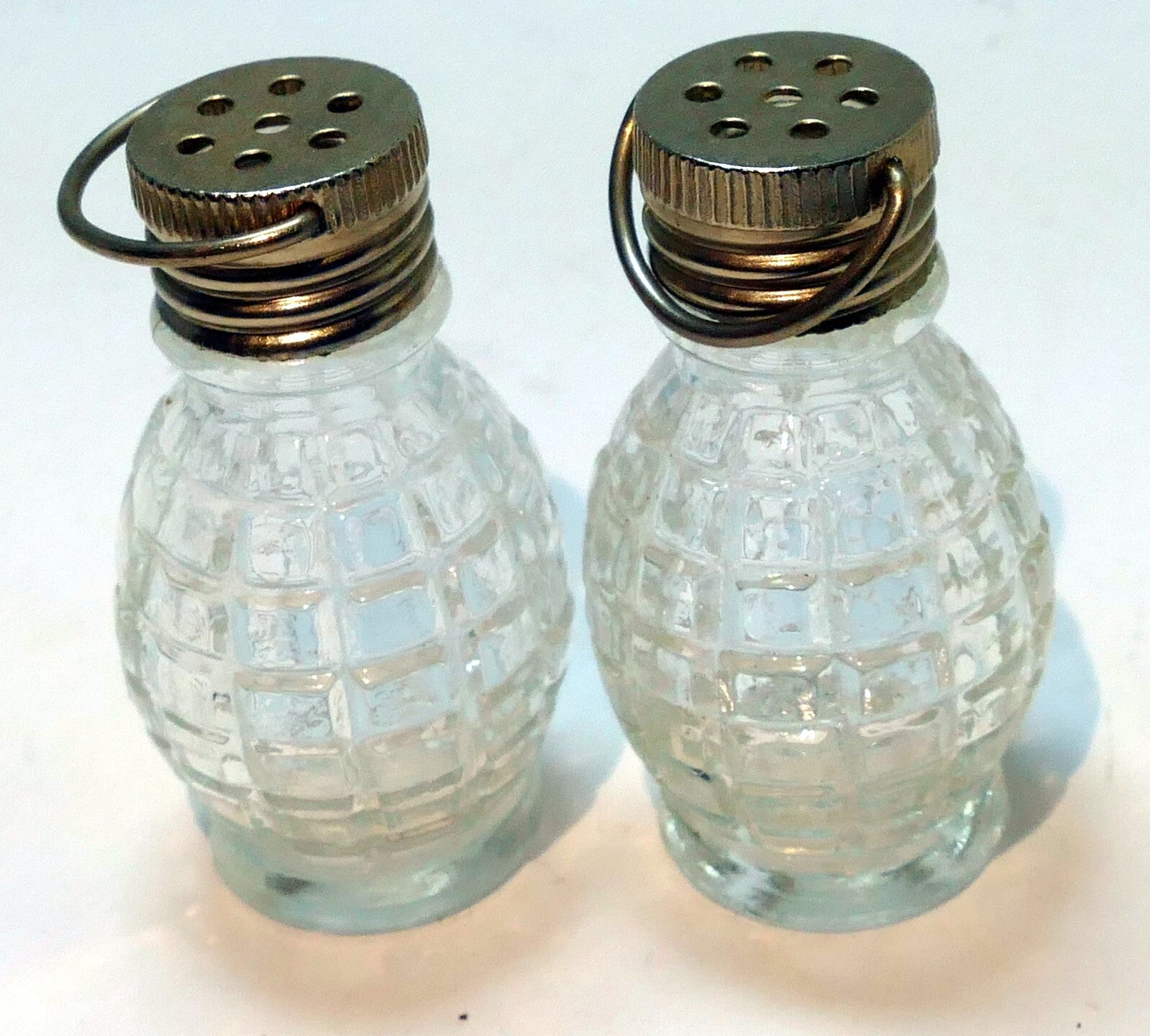1oz set of two clear glass salt & pepper shaker usa