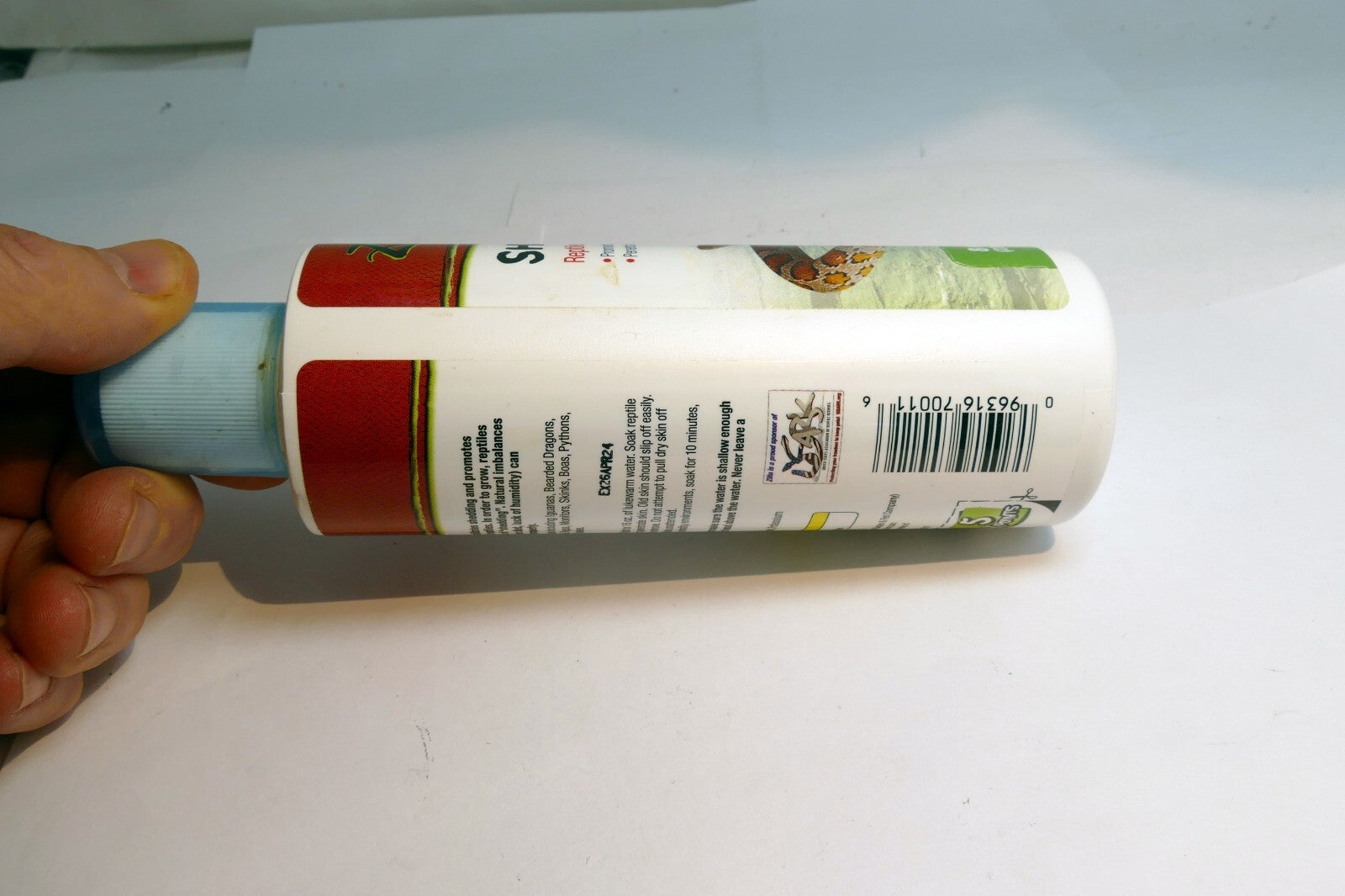 Zilla shed ease reptile bath 8 fl oz open bottle