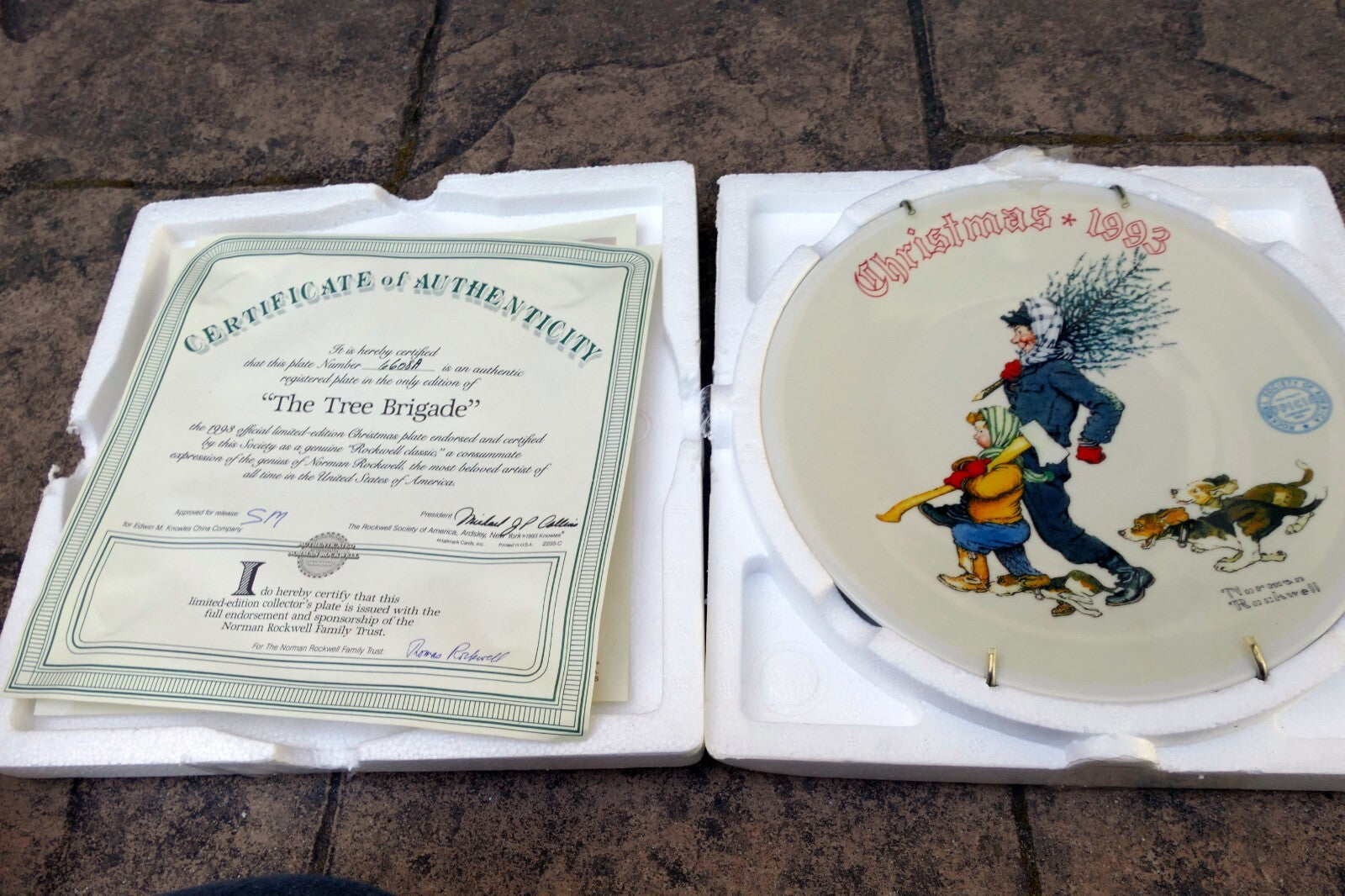 NORMAN ROCKWELL Tree Brigade Plate 1993 84-R70-1.20 Knowles COA