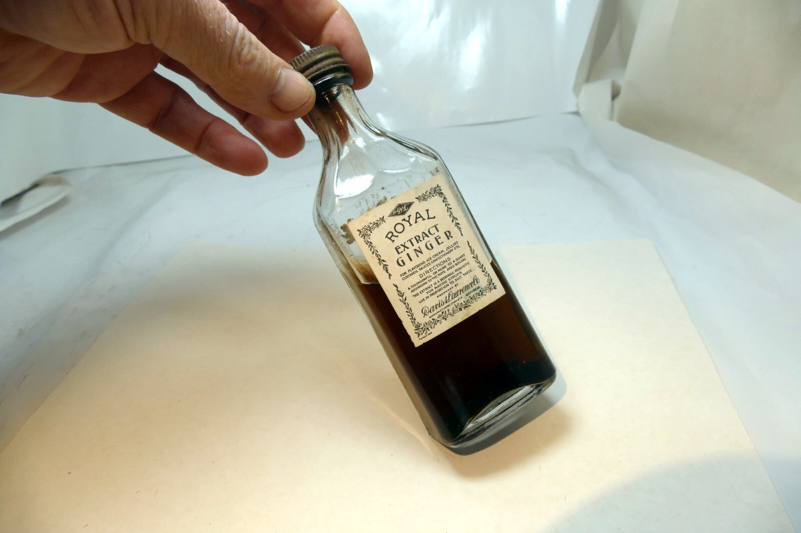 DL ANTIQUE BOTTLE ROYAL EXTRACT GINGER by Davis & Lawrenceto Montreal 100ml