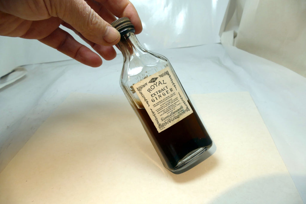 DL ANTIQUE BOTTLE ROYAL EXTRACT GINGER by Davis & Lawrenceto Montreal 100ml