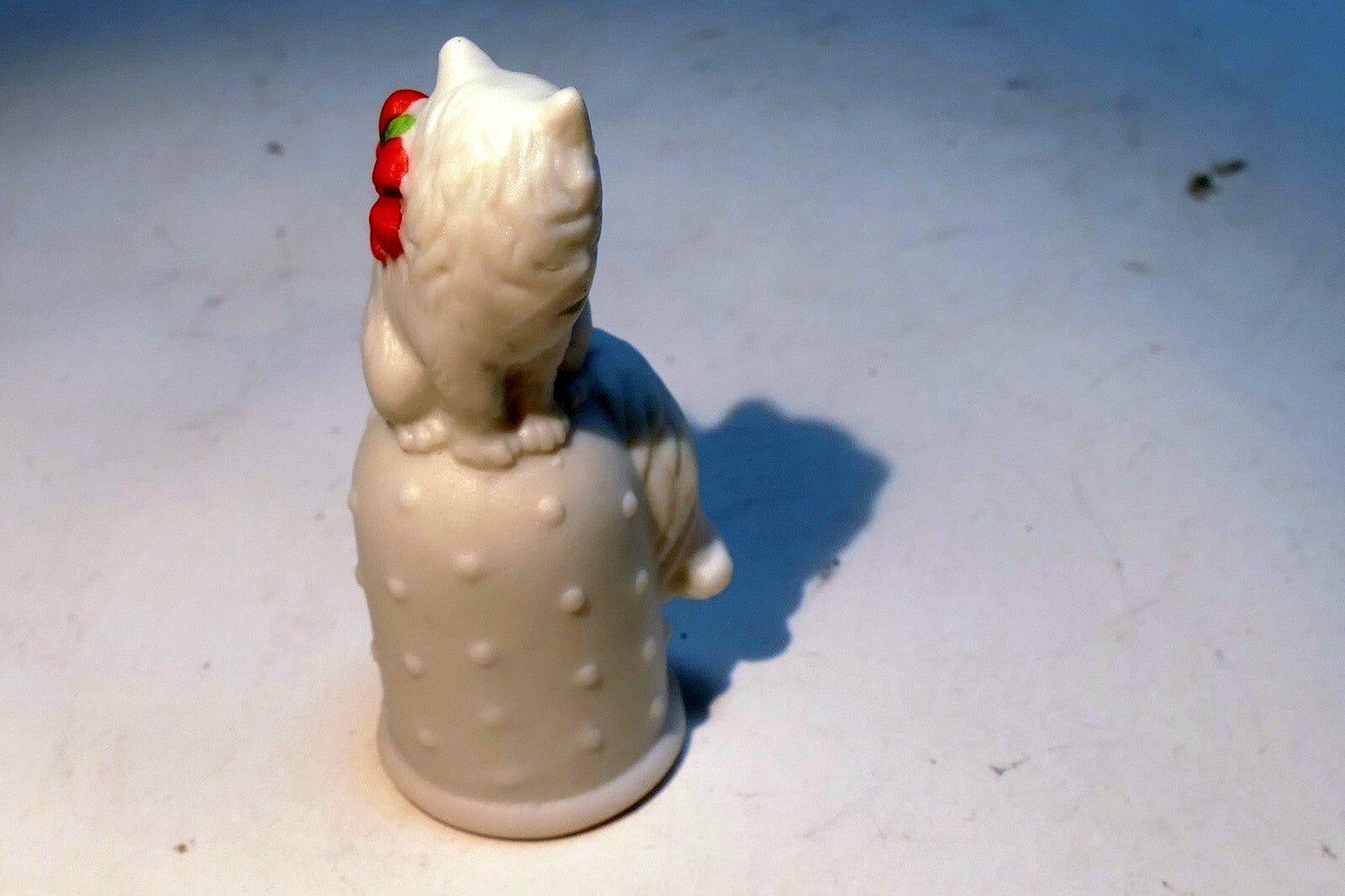 Thimble Souvenir white cat red bow porcelain feline