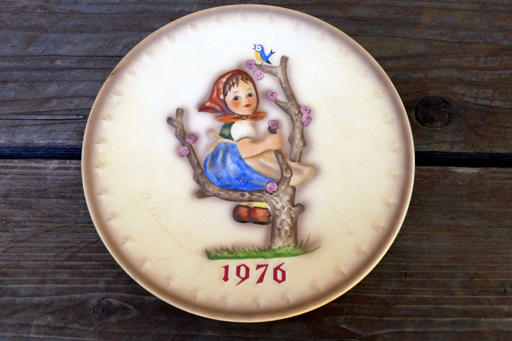 1976 M. J. Hummel Annual Christmas Plate  6th annual plate