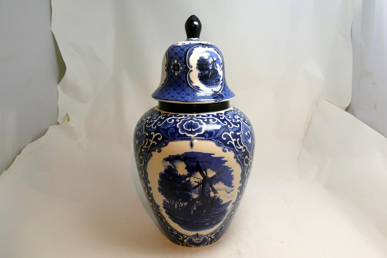 Potiche delfts netherland holland small porcelain jar with lid windmill floral