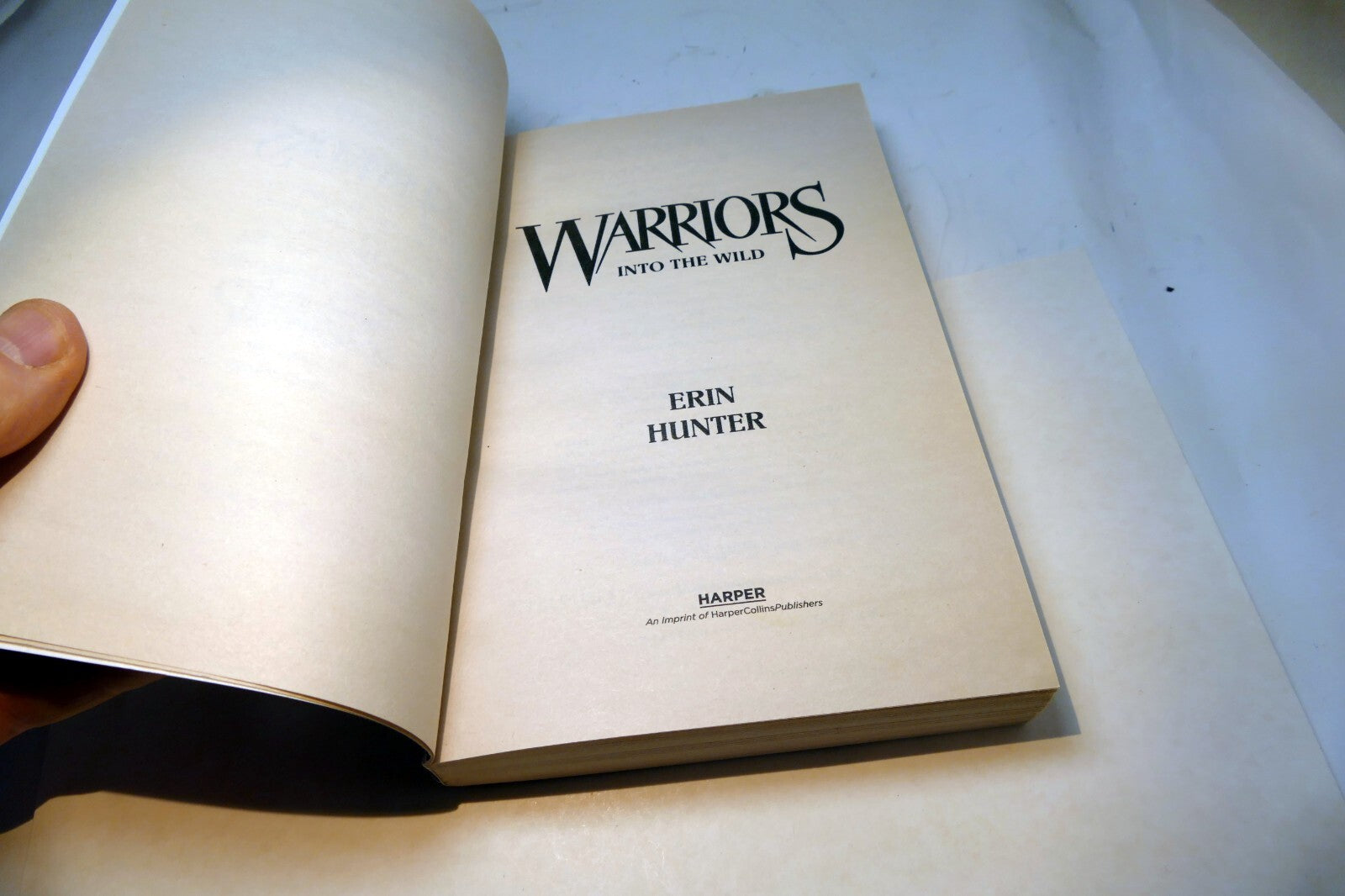 Warriors #1: Into the Wild (Warriors: The Prophecies Begin) - VERY GOOD