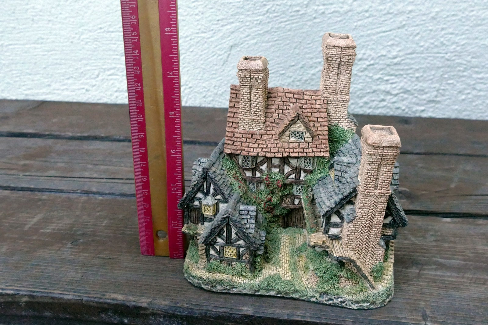 1983 David Winter Cottage Hartford Court Display