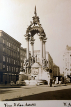 Vienna marriage fountain on the high market 1930's postcard austria   unposted