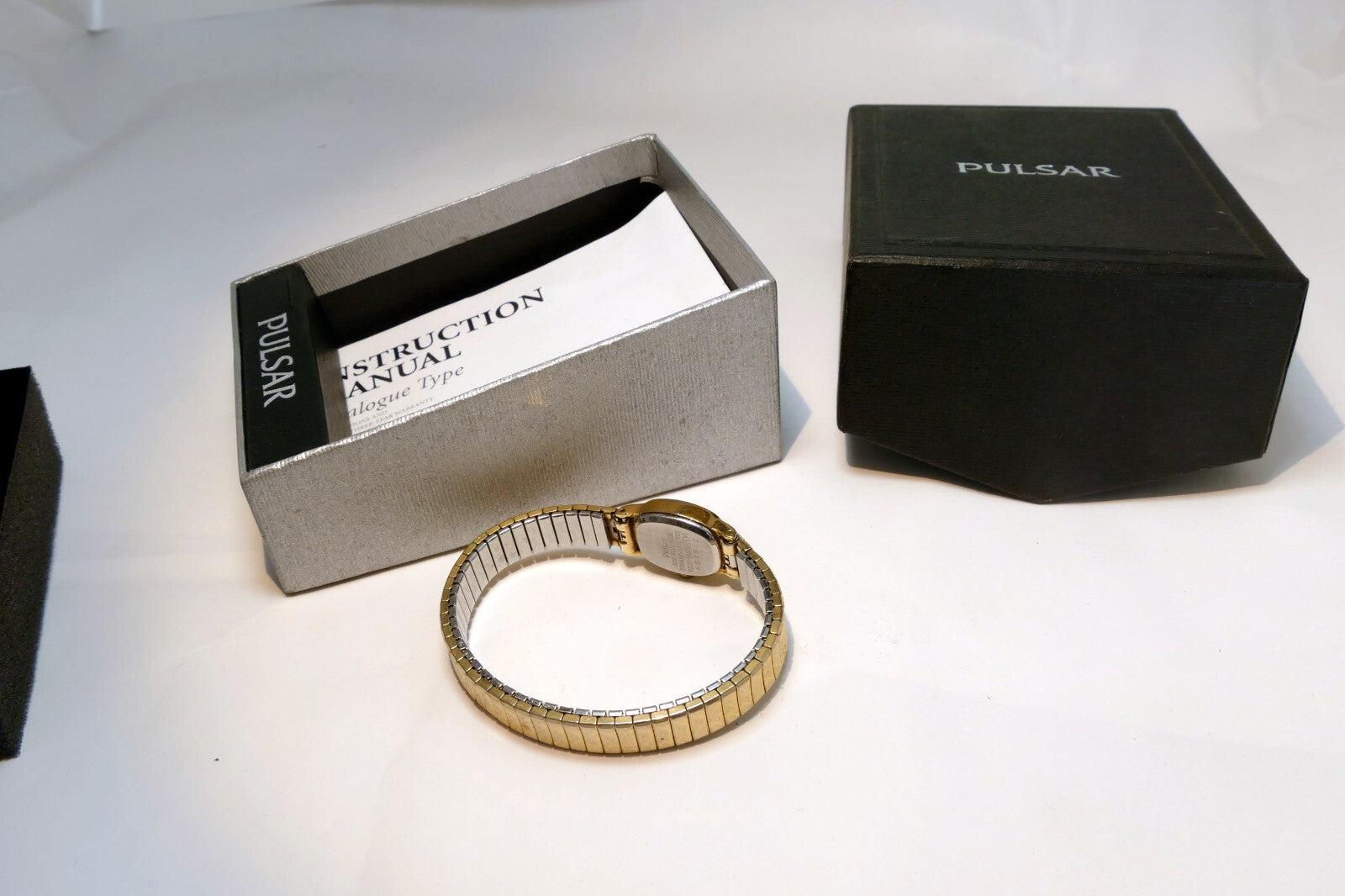 Vintage Pulsar Watch Women Gold Tone Stretch Band V238-5090 RD