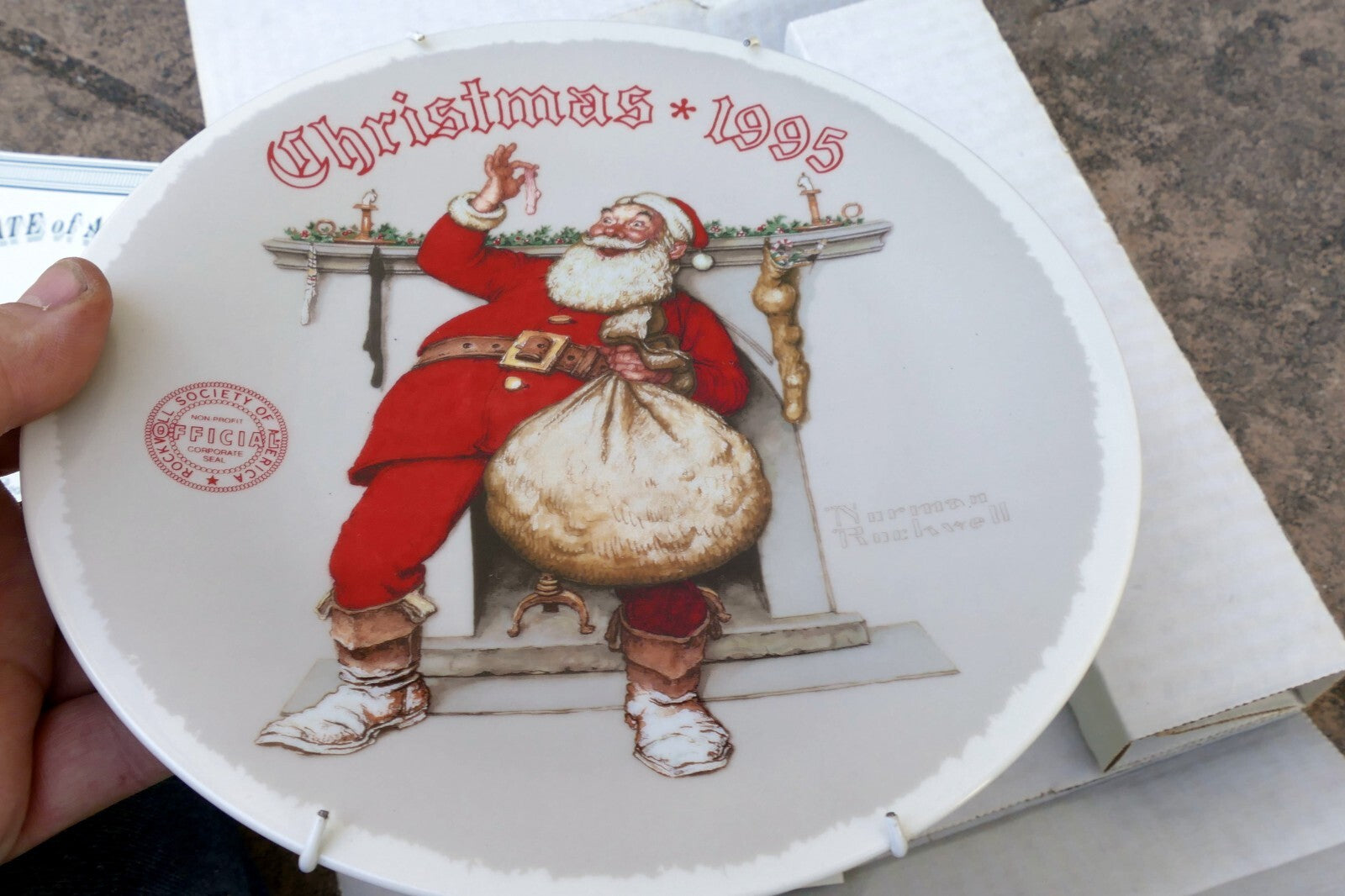 Norman rockwell "filling the stocking" plate ca. 1995 christmas knowles coa