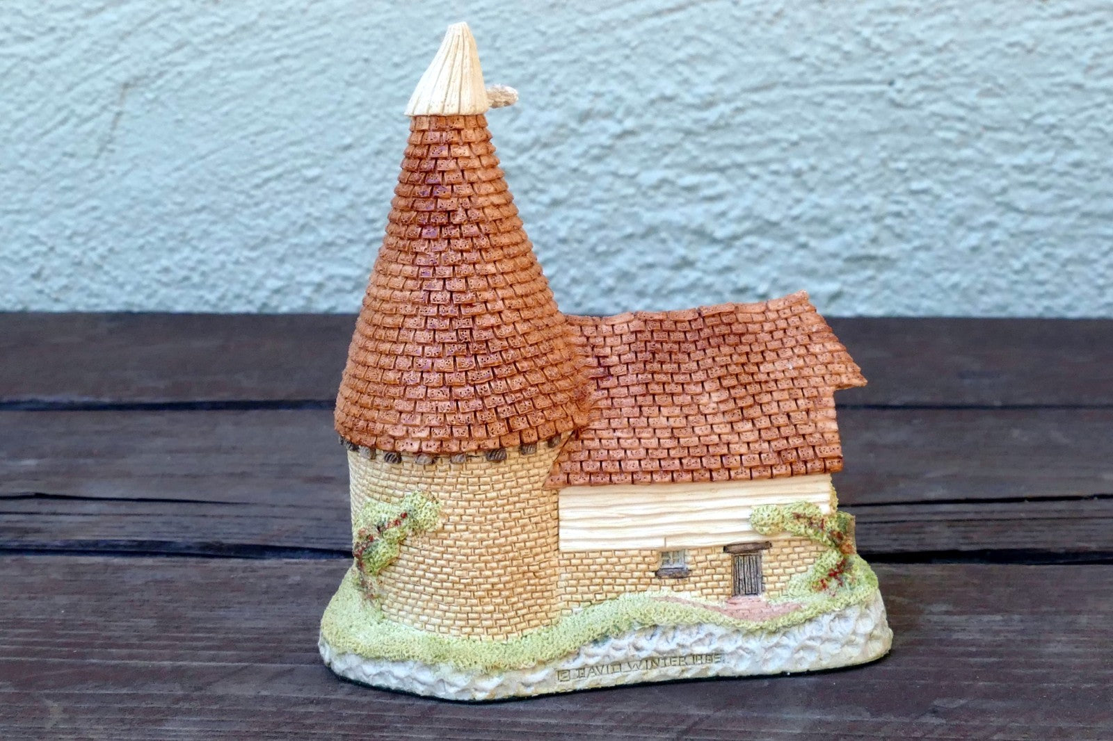 David Winter Cottages Single Oast Handcrafted Figurine Vintage UK Great Britain