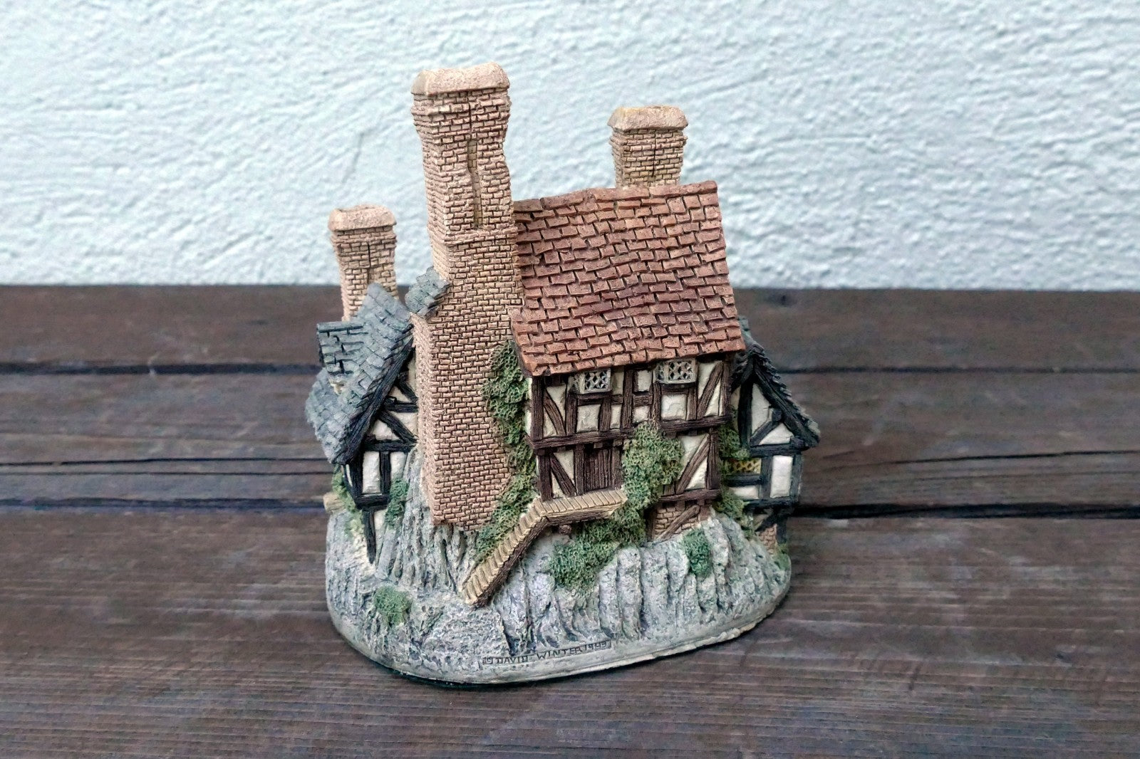 1983 David Winter Cottage Hartford Court Display