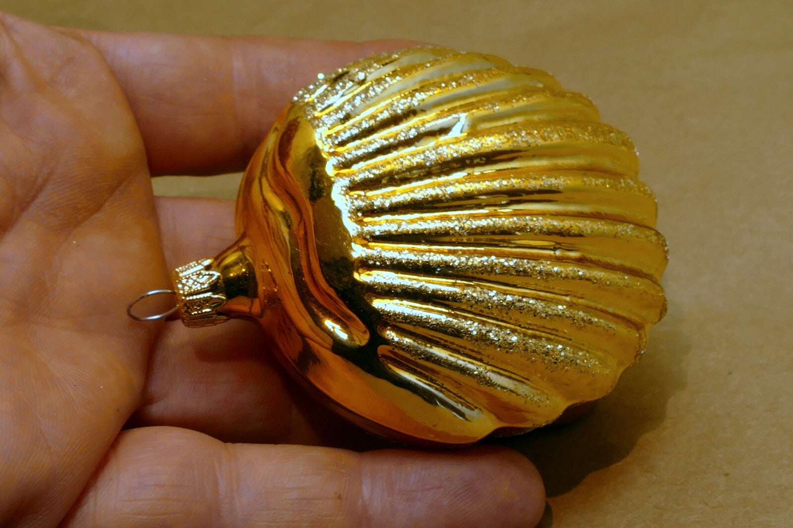 Blown glass christmas ornament 2.5" sea shell gold tone