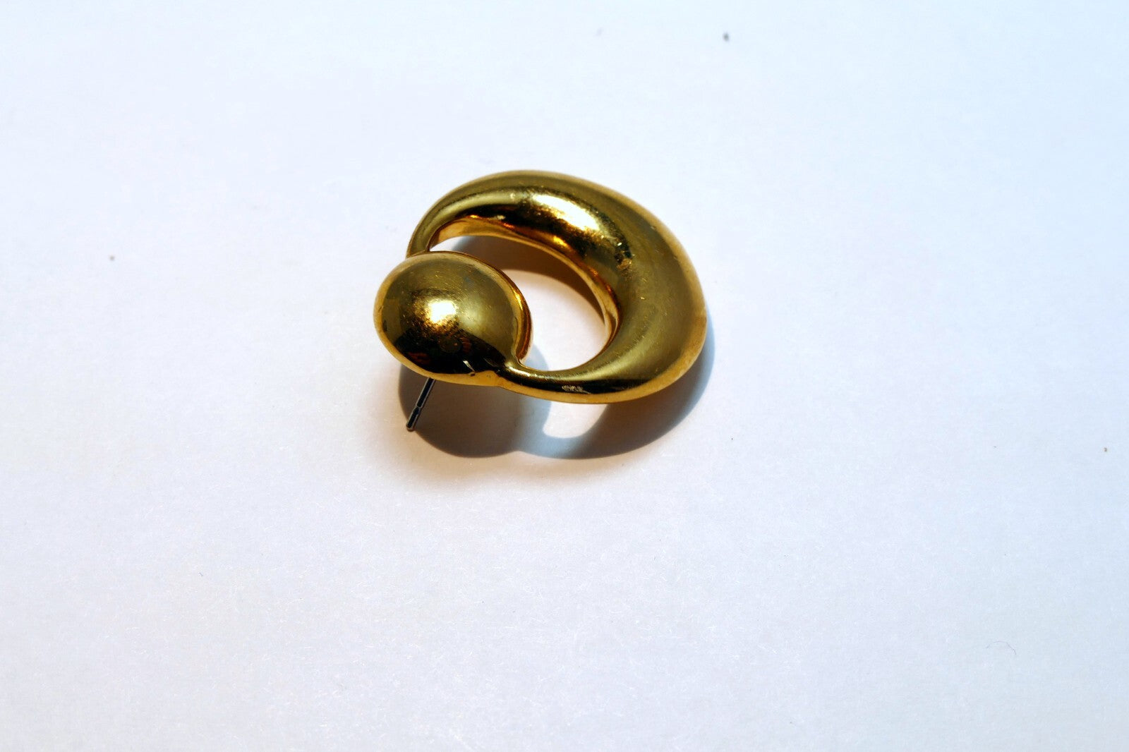 Vintage  gold tone - round door knocker - PIERCED EARRING (single piece)