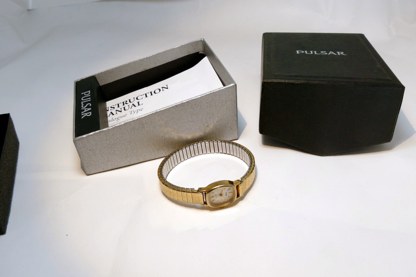 Vintage Pulsar Watch Women Gold Tone Stretch Band V238-5090 RD