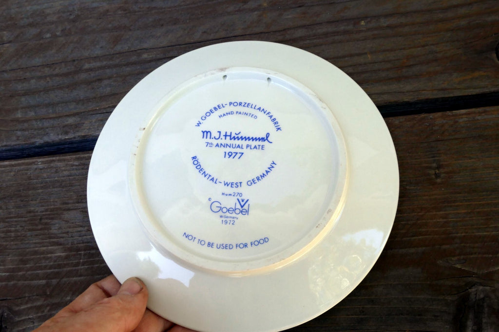 1977 M. J. Hummel Annual Christmas Plate  7th annual plate