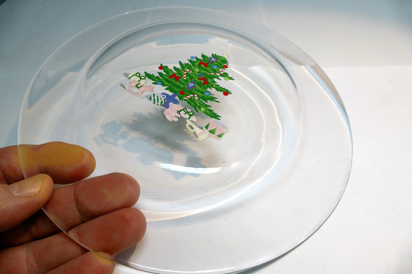 Arcoroc France Gifts & Toys Under Christmas Tree  7¾" Clear Glass Desert Plate