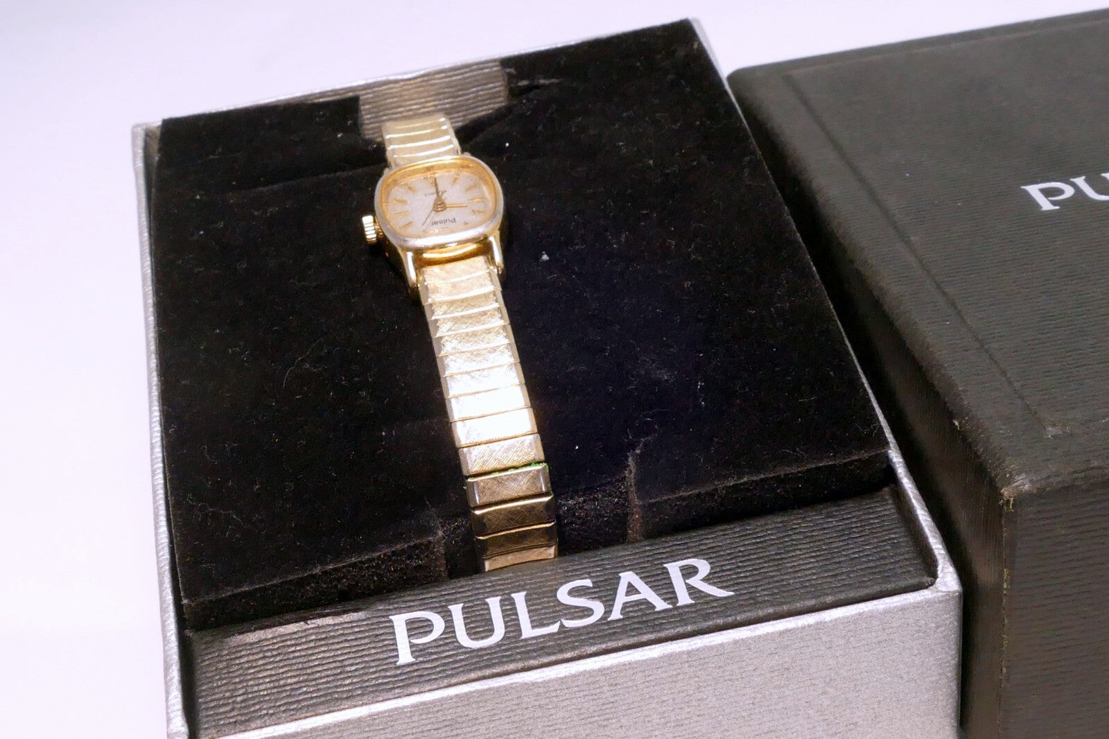 Vintage Pulsar Watch Women Gold Tone Stretch Band V238-5090 RD