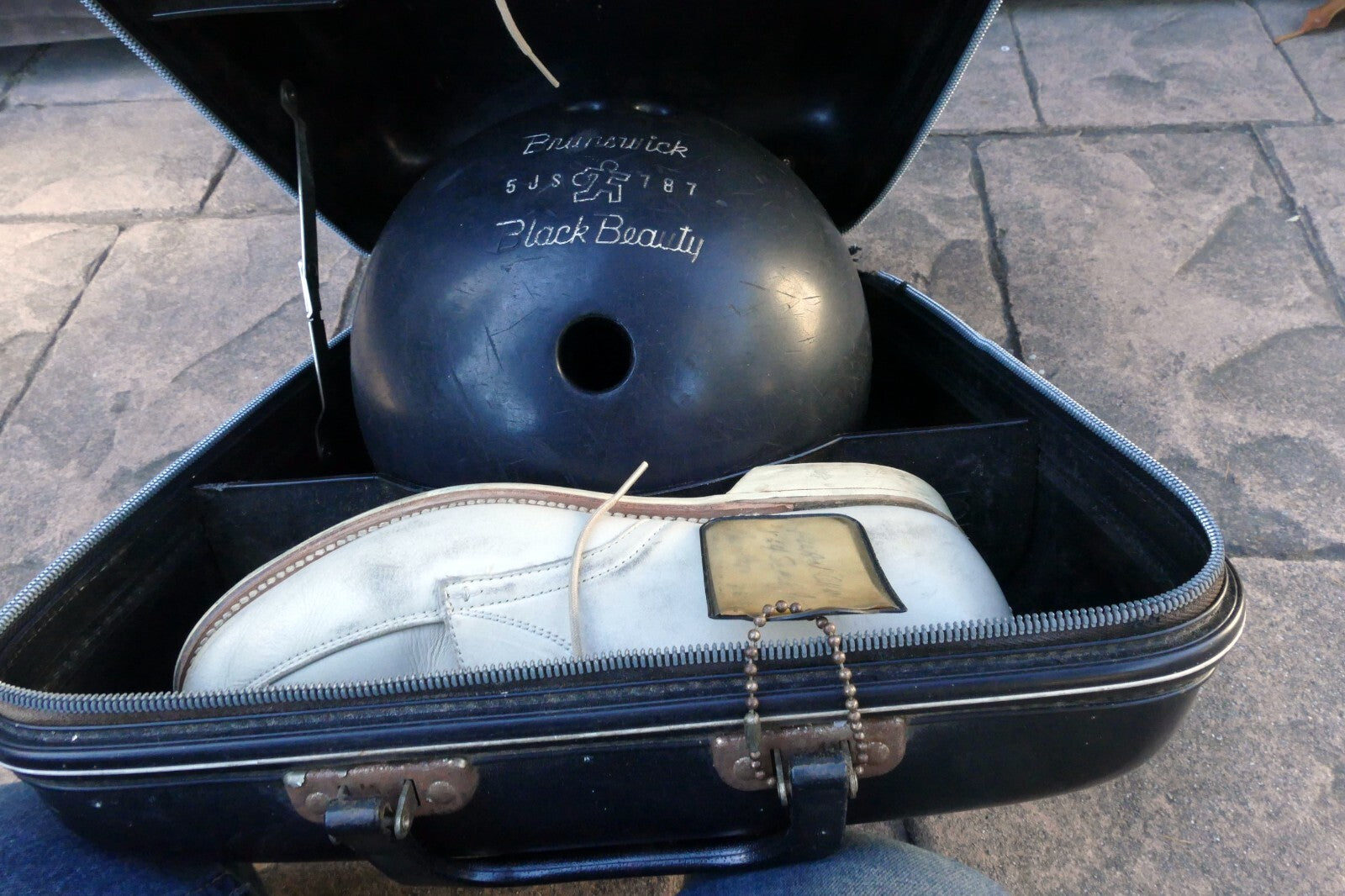 Vintage Black Beauty Brunswick Black Bowling Ball 5JS787 with Retro Bag