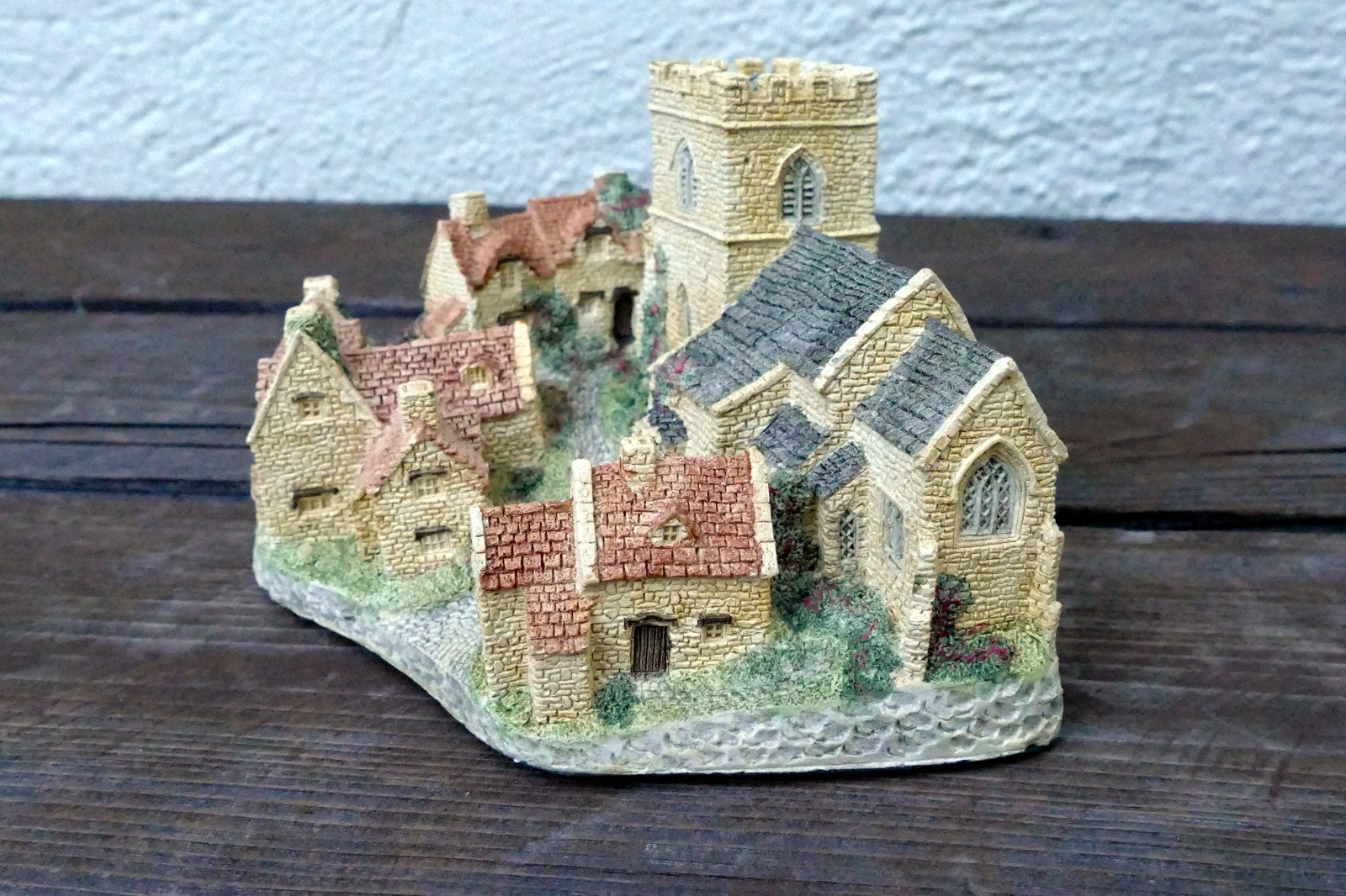1982 David Winter Cottages “COTSWOLD VILLAGE”  Handmade in UK Great Britain