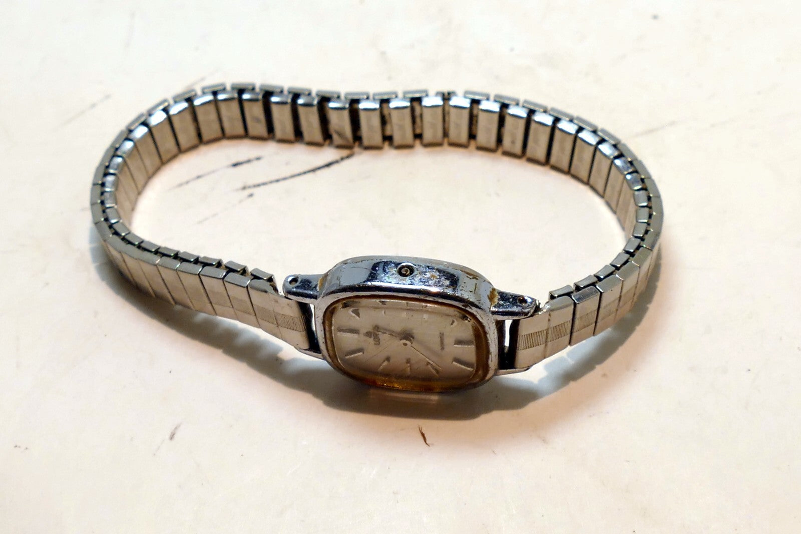 Ladies Lorus V236-5040 Silver Tone Quartz Watch - - NOT WORKING Parts / Repair