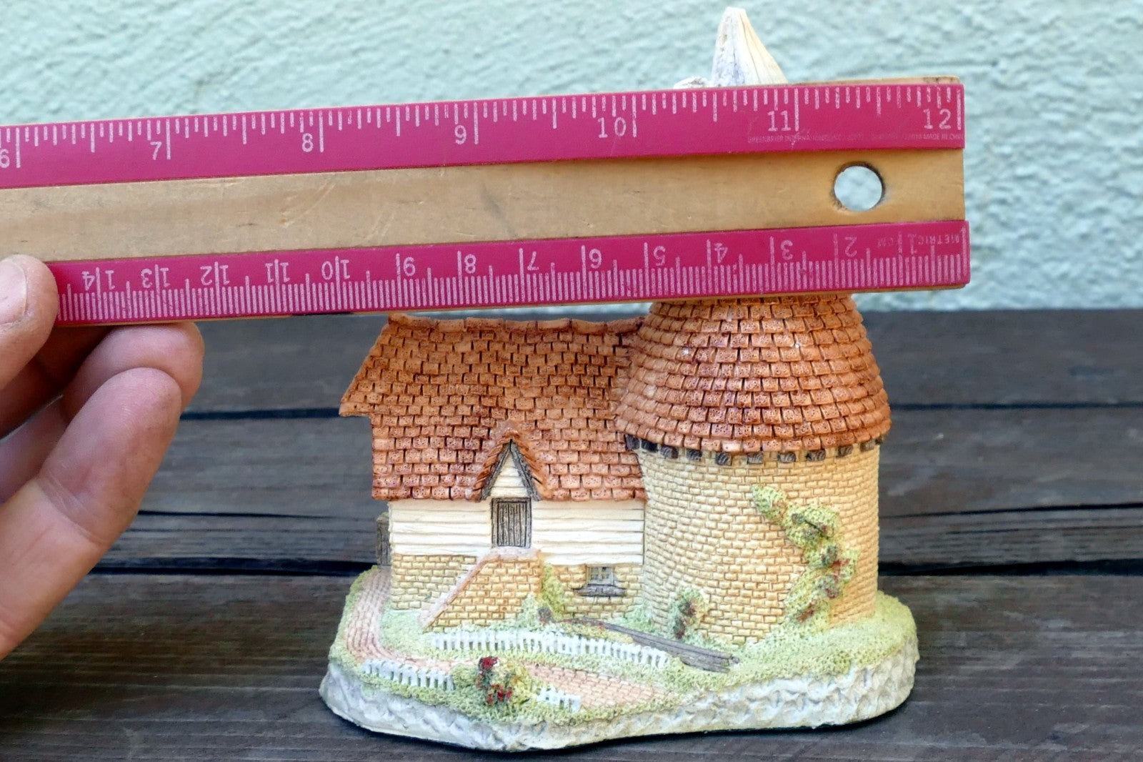 David Winter Cottages Single Oast Handcrafted Figurine Vintage UK Great Britain