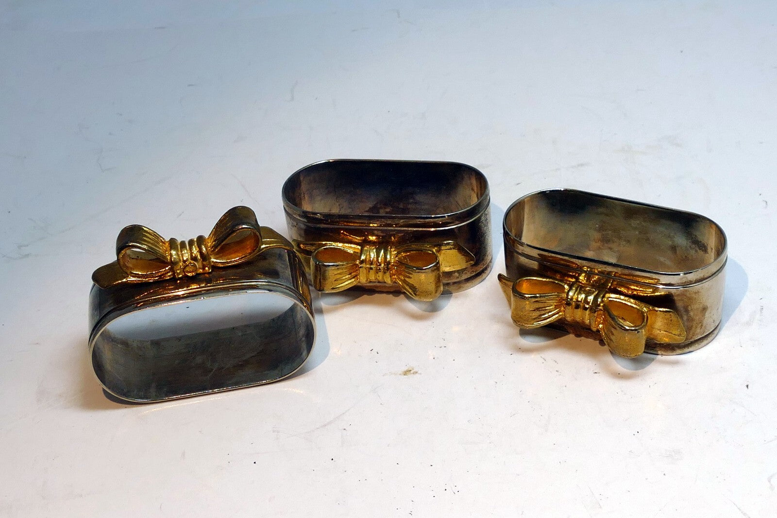 Silver Plated Napkin Rings With Gold Decorative Bow Vintage Lot Of 4 set of four