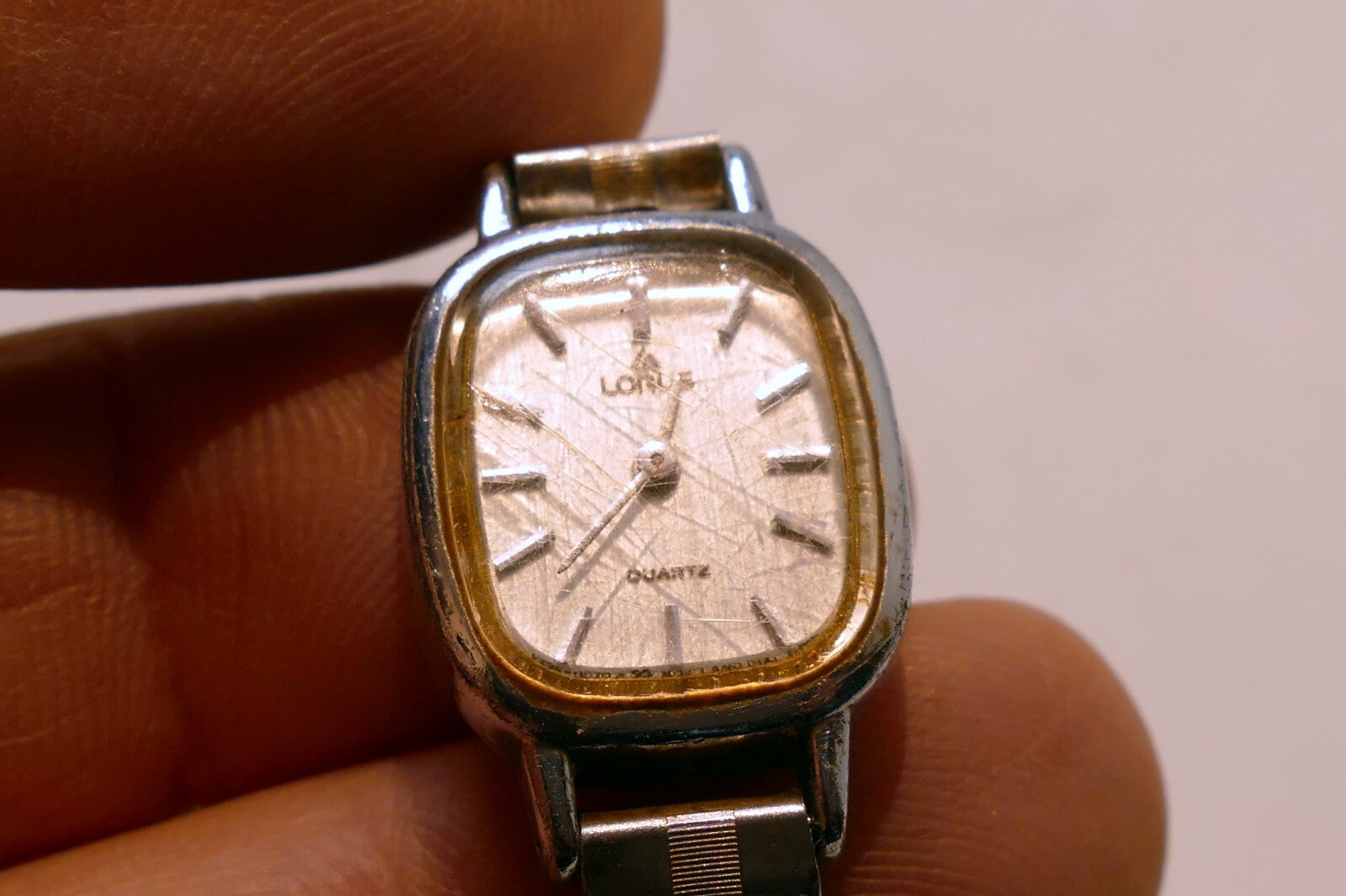 Ladies Lorus V236-5040 Silver Tone Quartz Watch - - NOT WORKING Parts / Repair